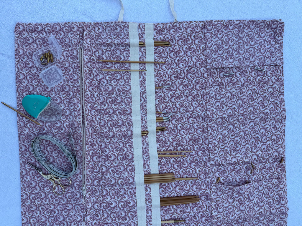 Strikke-Værktøjs-Etui 7. - Blomster lys støvet rosa - Handmade by Nogetfralene