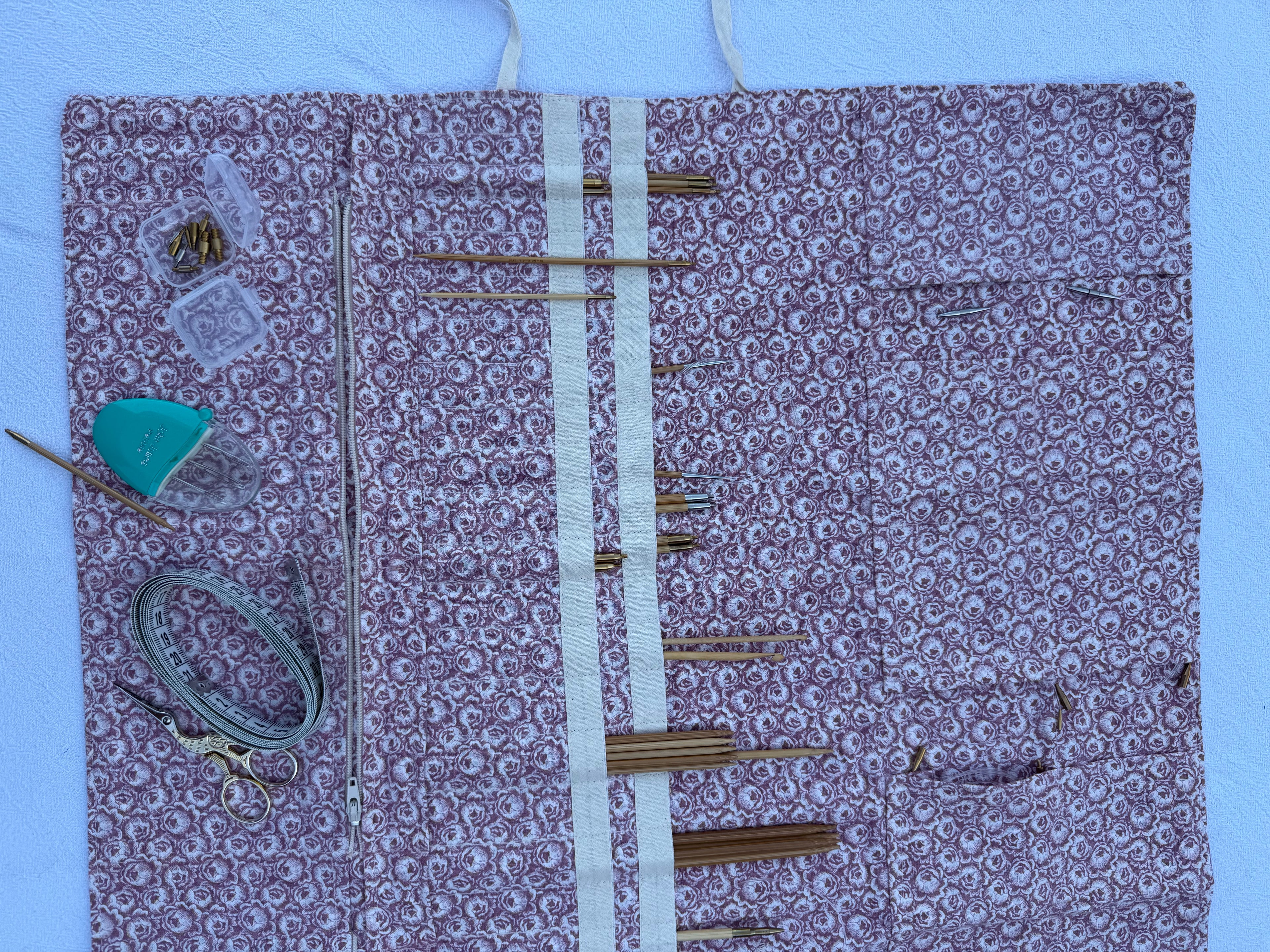 Strikke-Værktøjs-Etui 7. - Blomster lys støvet rosa - Handmade by Nogetfralene