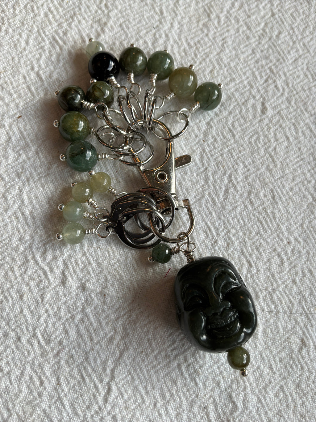 Maskemarkør sæt Jade grøn. Med smiling Buddah hoved vedhæng på markørholderen. Forsølvet op til 7 mm og åbenlukkelige