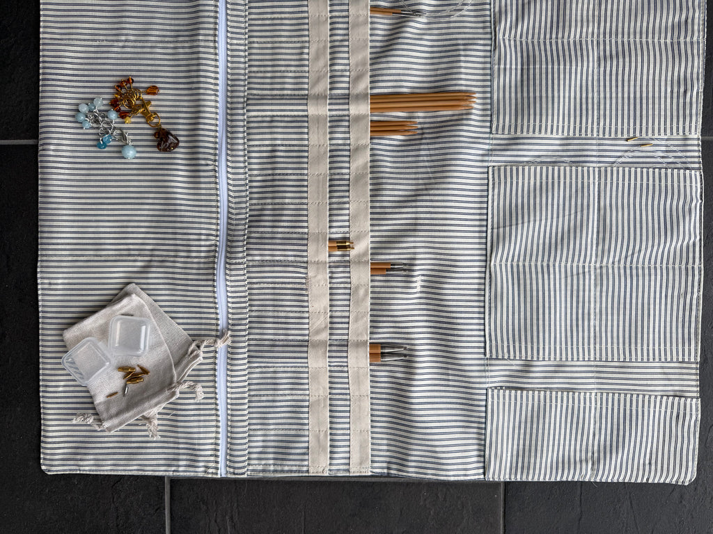 Strikke-Værktøjs-Etui 4. “Mælkedreng” stribet lys beige/blå