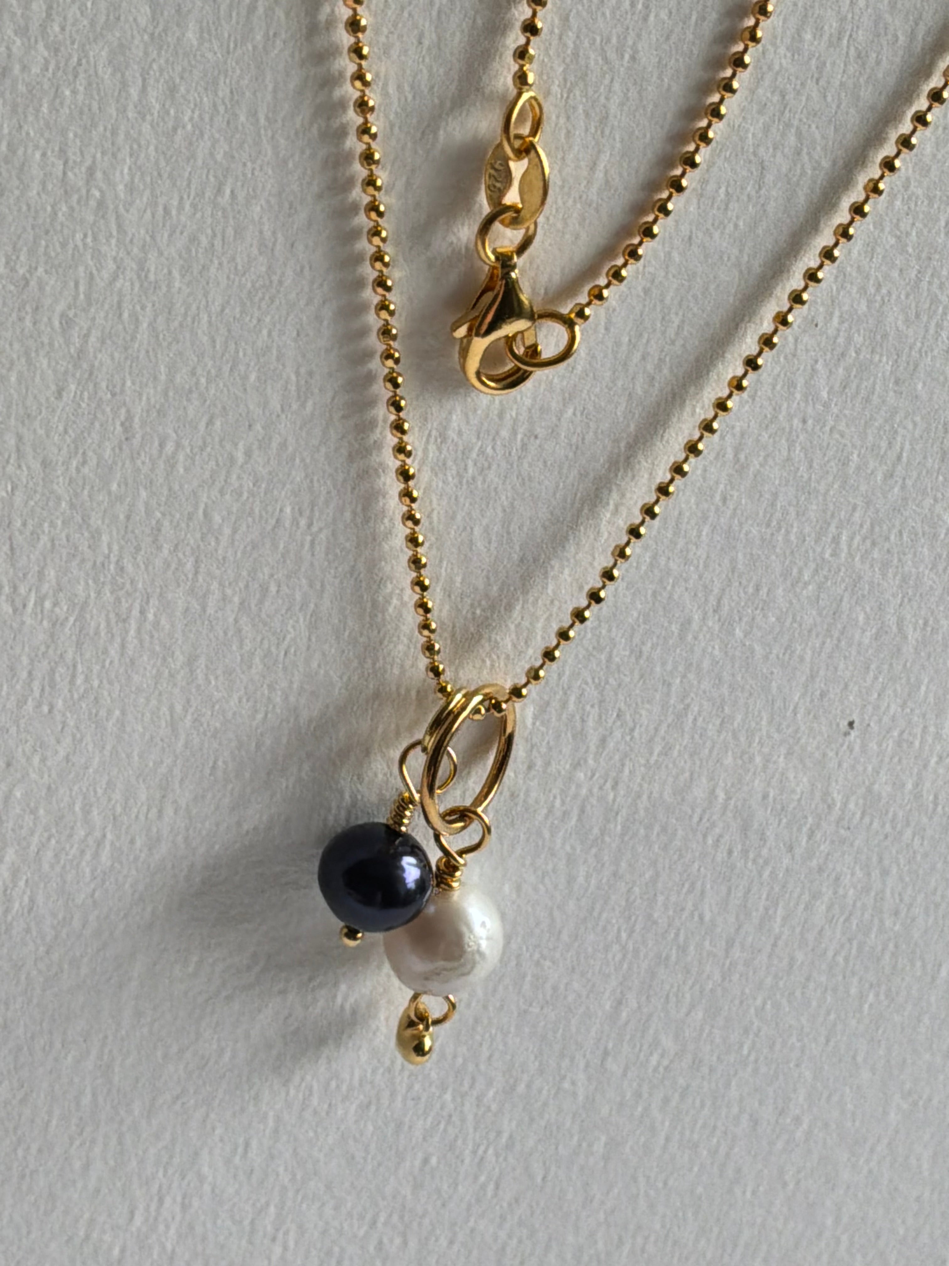 Sterling Sølv Forgyldt Halskæde UNIKA med Akoya Perler sort og hvid med et lille hjerte vedhæng vedhæng. Med sterlingsølv forgyldt kæde 80 cm