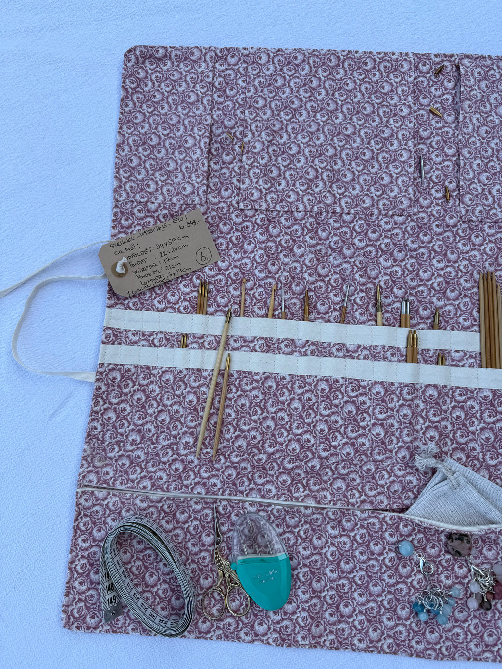 Strikke-Værktøjs-Etui 6. - Blomster lys støvet rosa - Handmade by Nogetfralene