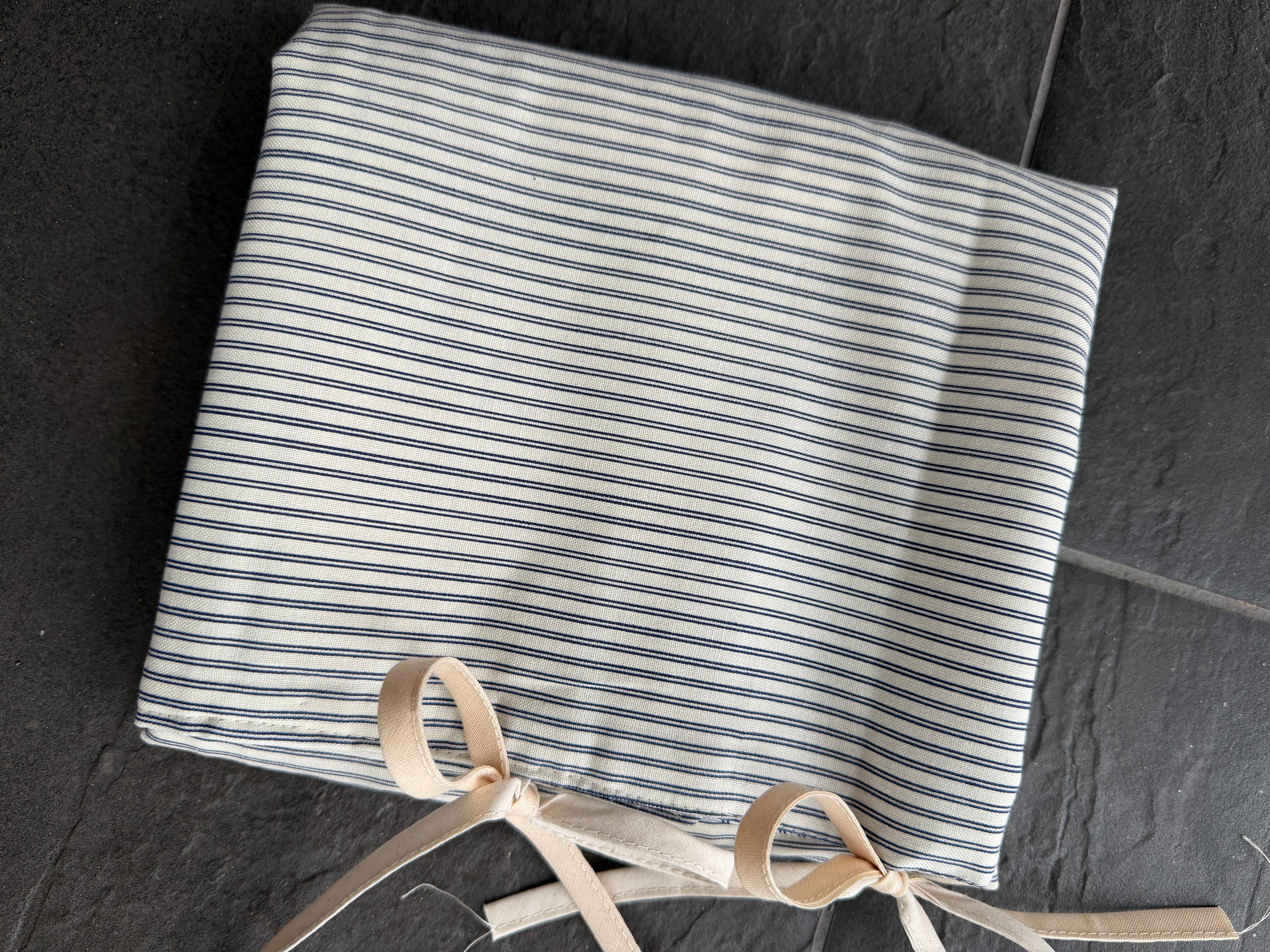 Strikke-Værktøjs-Etui 4. “Mælkedreng” stribet lys beige/blå
