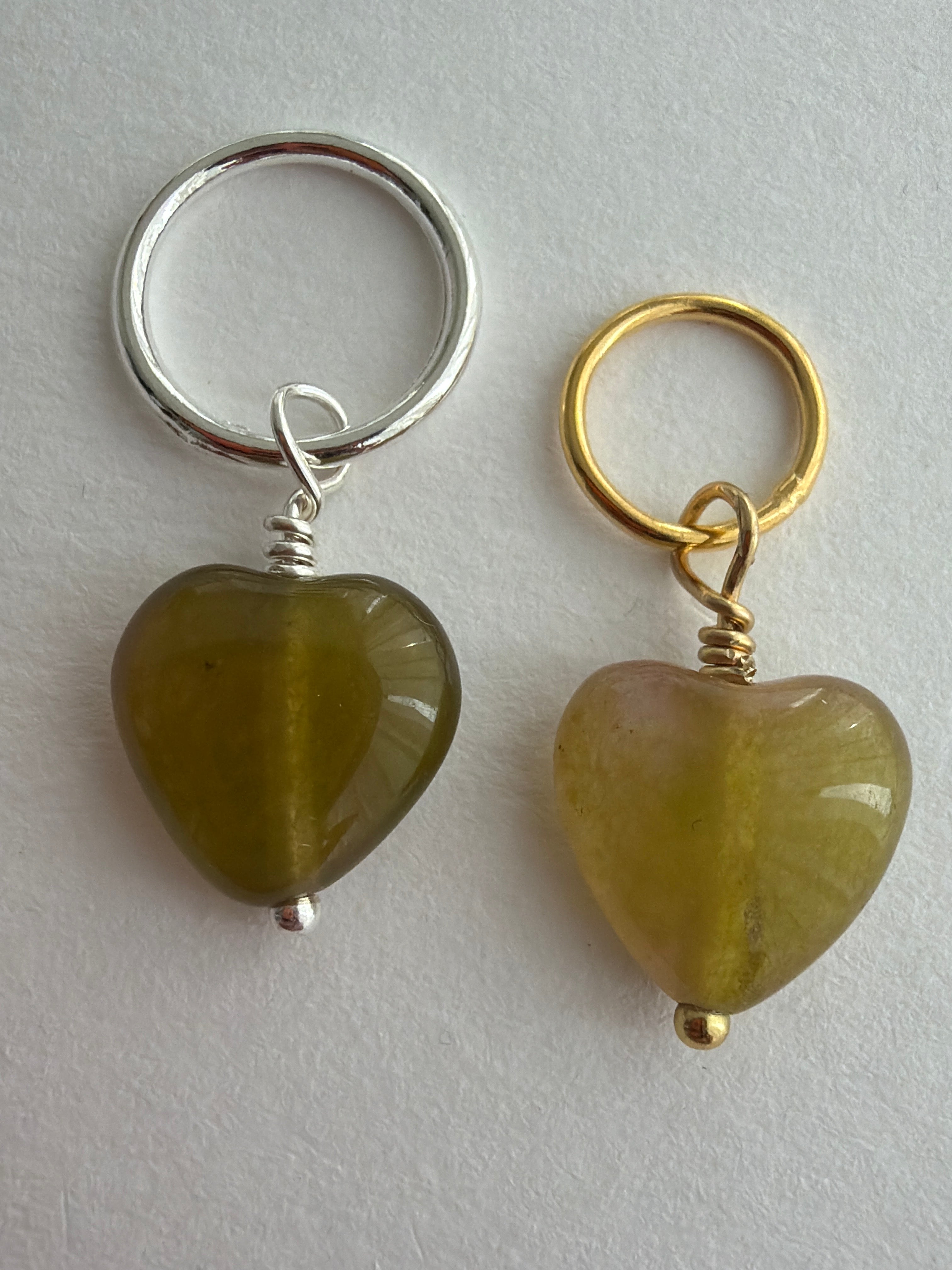 Maskemarkør et enkelt grønt jade hjerte ca 12x12x6 mm. Op til 7 mm, 10mm eller 12 mm forsølvet eller forgyldt