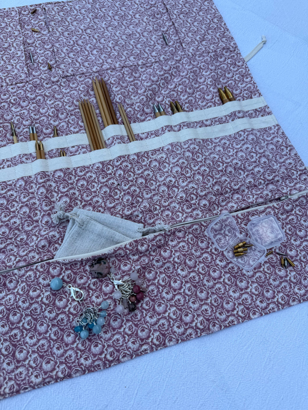 Strikke-Værktøjs-Etui 6. - Blomster lys støvet rosa - Handmade by Nogetfralene