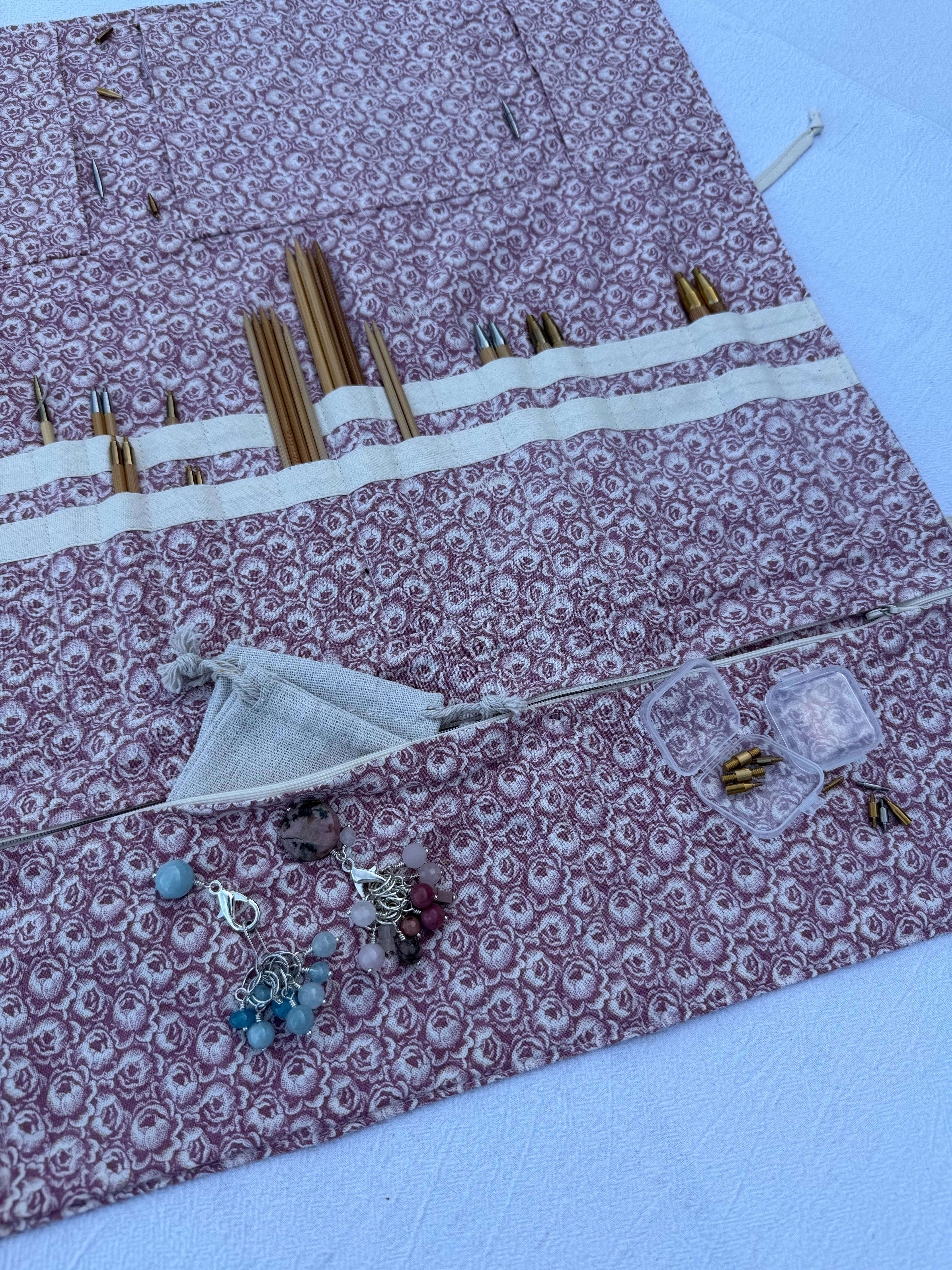 Strikke-Værktøjs-Etui 6. - Blomster lys støvet rosa - Handmade by Nogetfralene