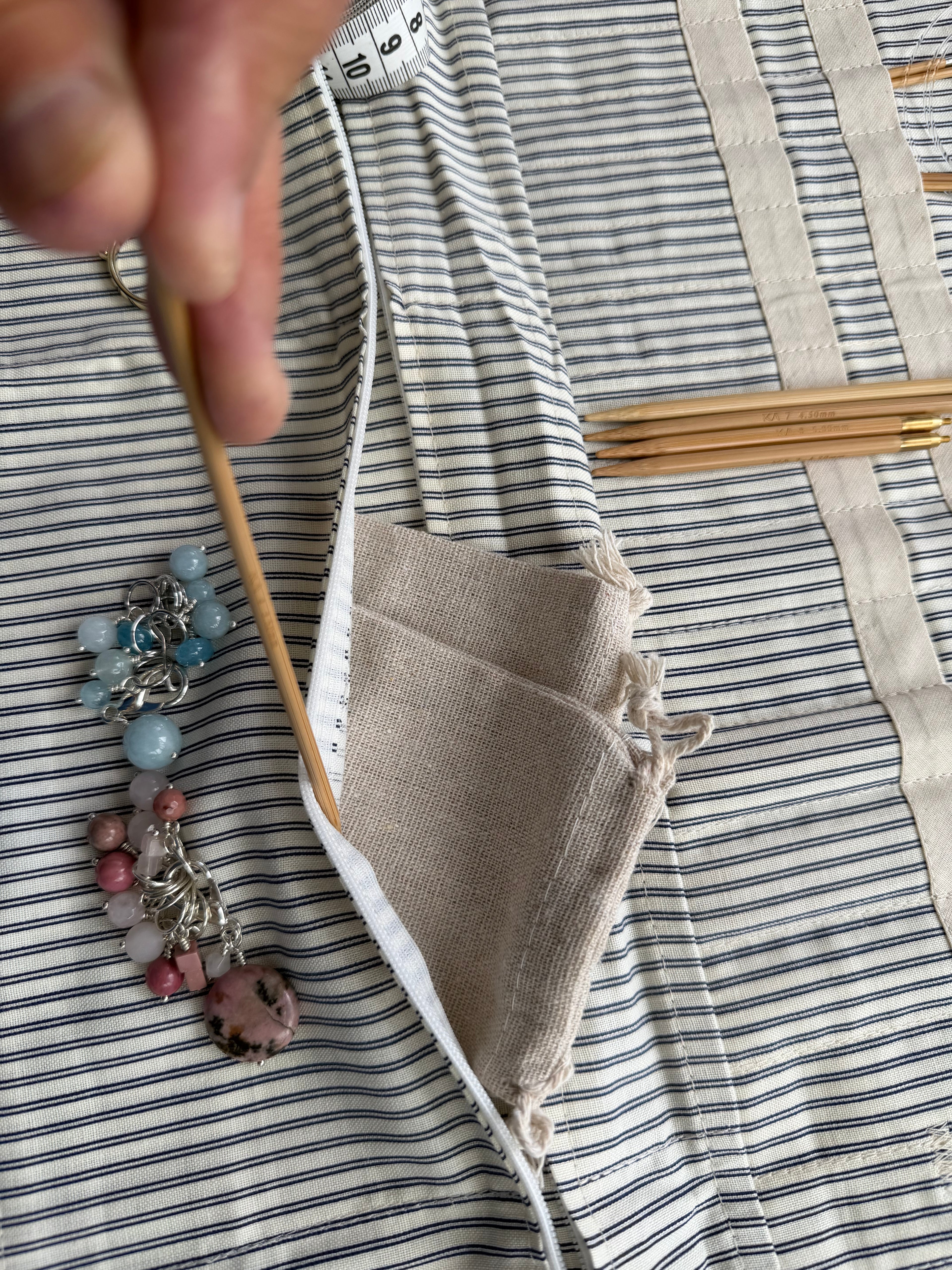 Strikke-Værktøjs-Etui 8. “Mælkedreng” stribet lys beige/blå