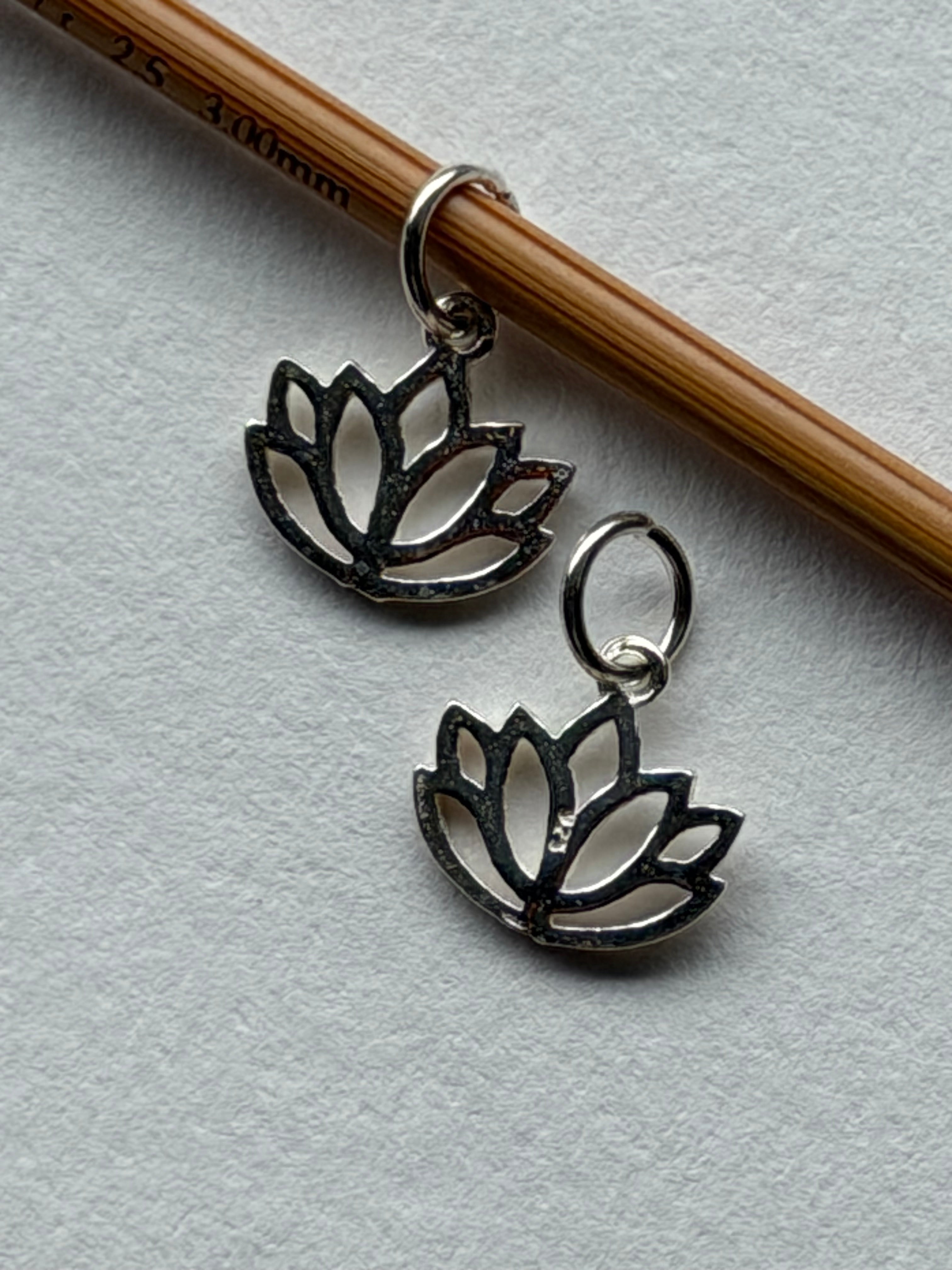 Sølv Lotus 11x10mm - vedhæng - Maskemarkør (op til 3 mm pinde)