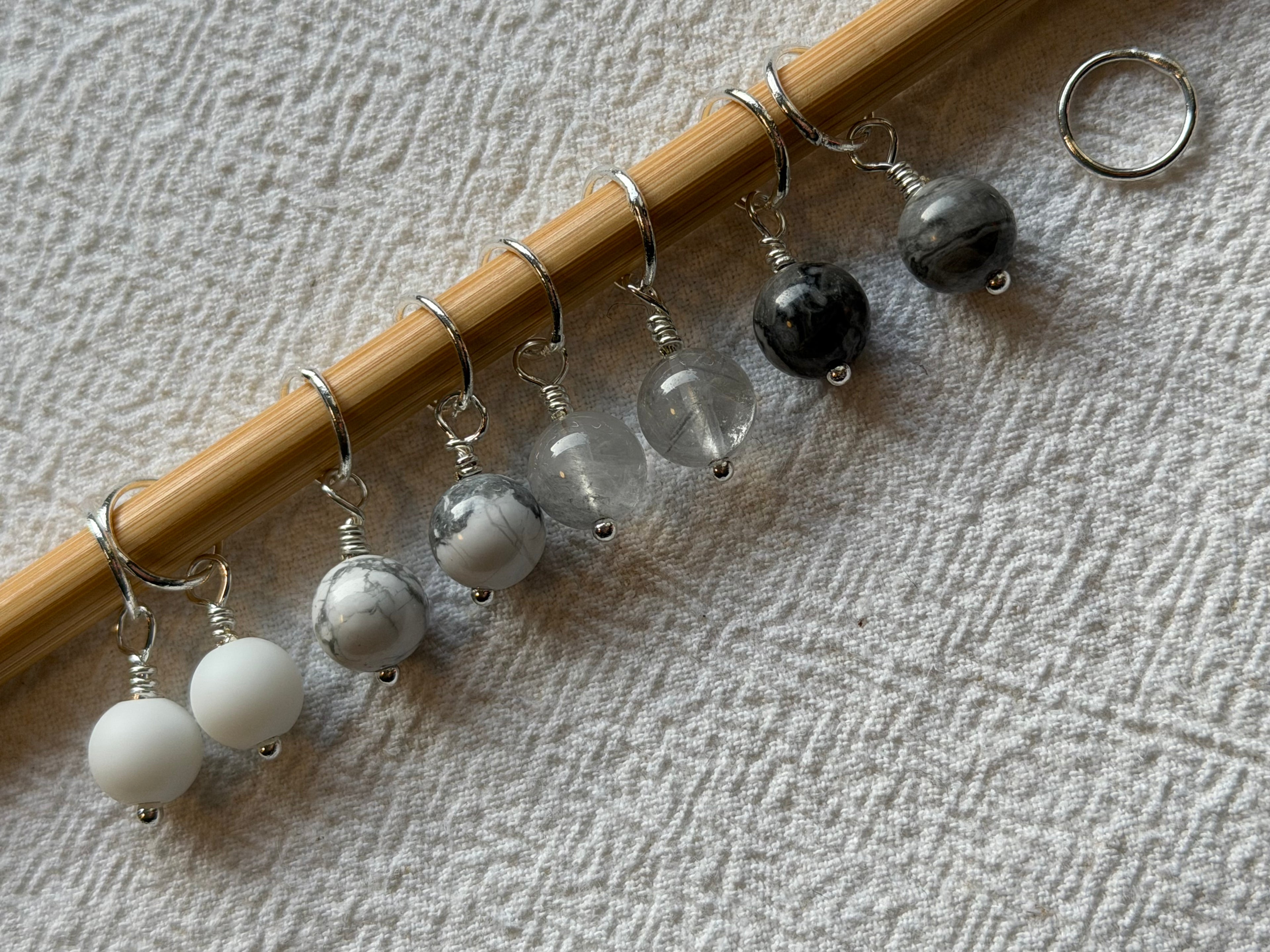 Raglan Markør sæt 9 forsølvet/forgyldt - Med 9 markører - de 8 som på billedet, den 9. Vælger du selv - Du vælger ringestørrelse - Du vælger med holder 229.- / uden holder 199.-