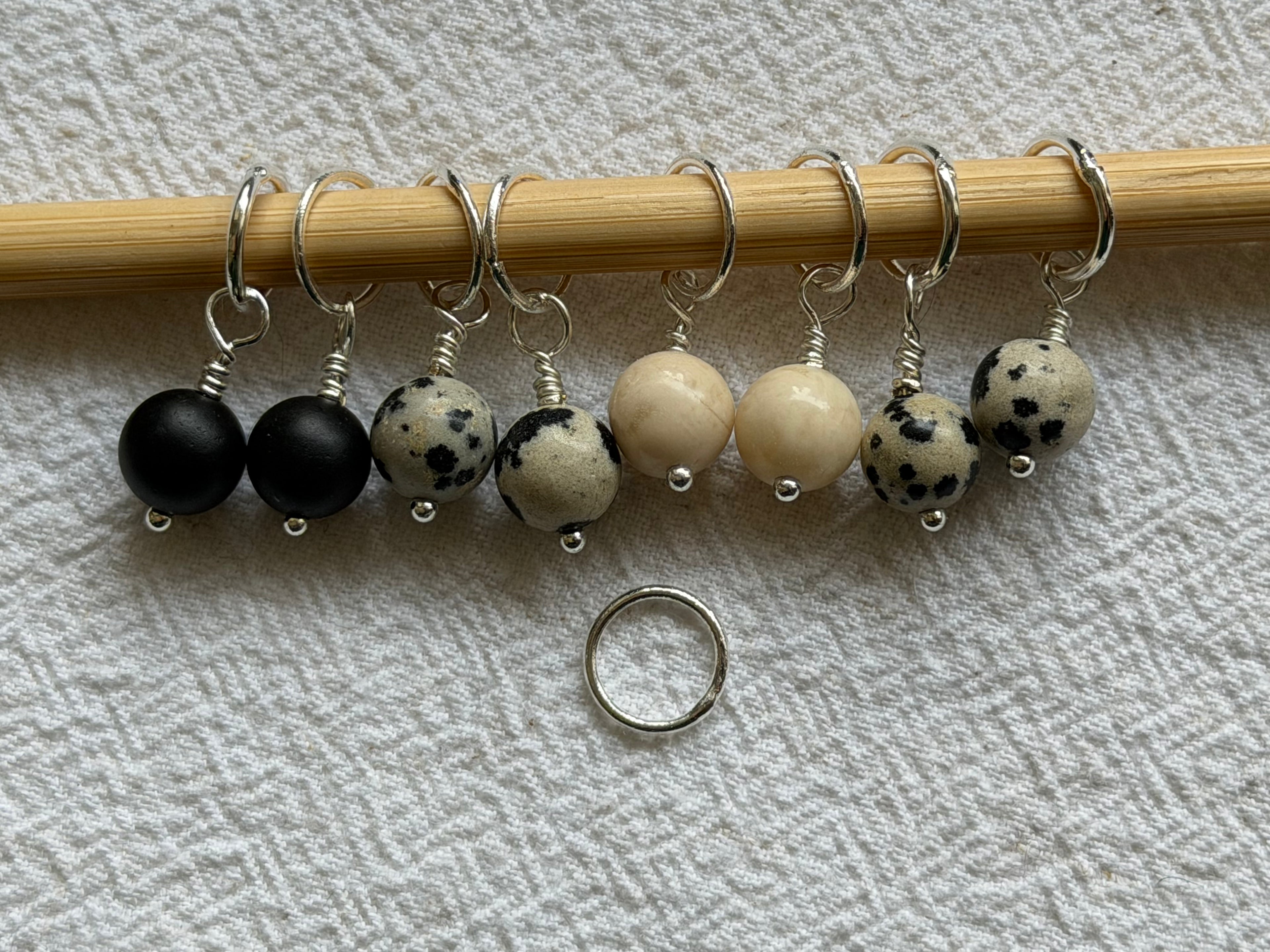 Raglan Markør sæt 1 forsølvet/forgyldt - Med 9 markører - de 8 som på billedet, den 9. Vælger du selv - Du vælger ringestørrelse - Du vælger med holder 229.- / uden holder 199.-