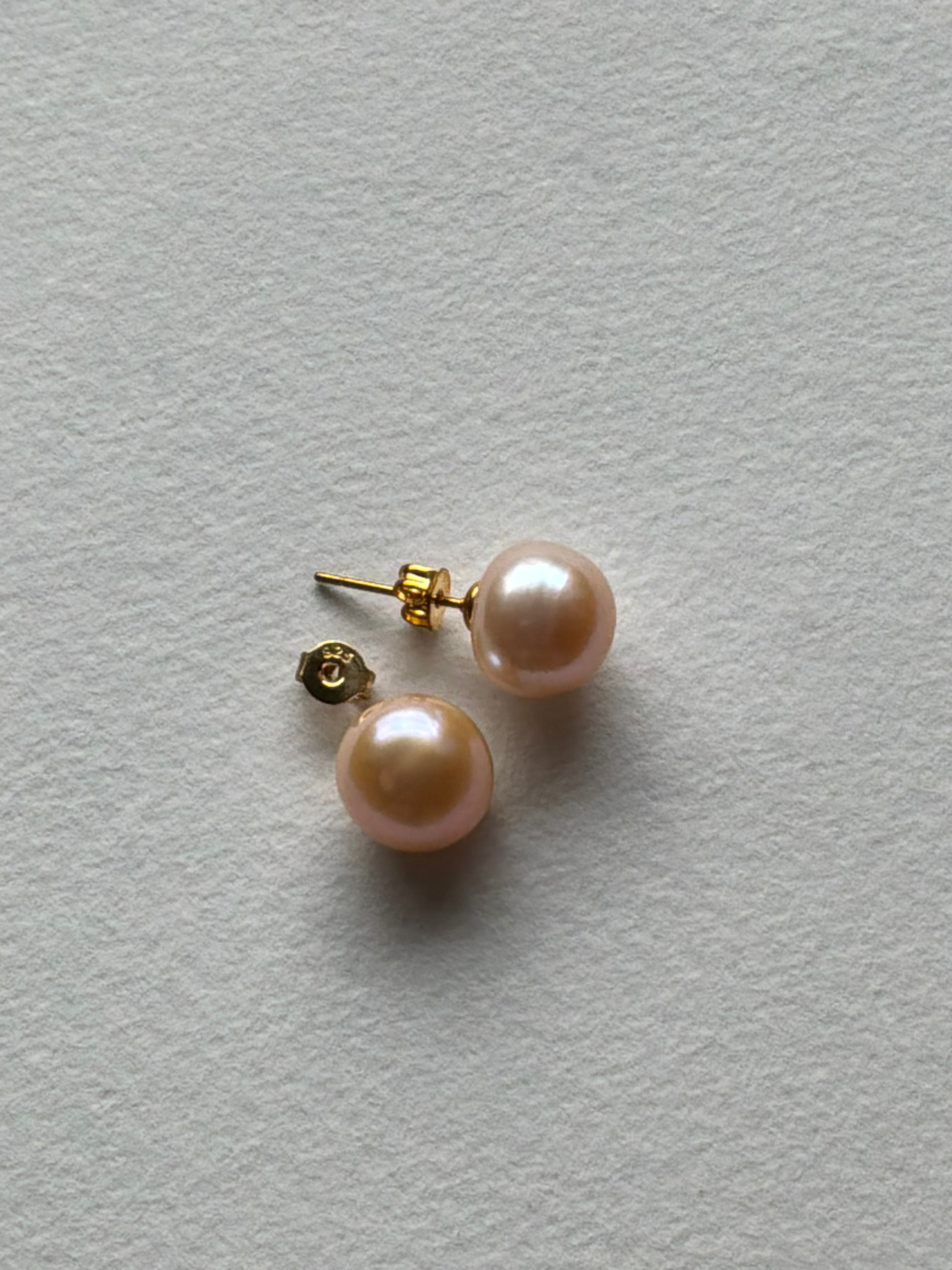 Ørestikker Perle lys fersken 10x9mm sterlingsølv forgyldt
