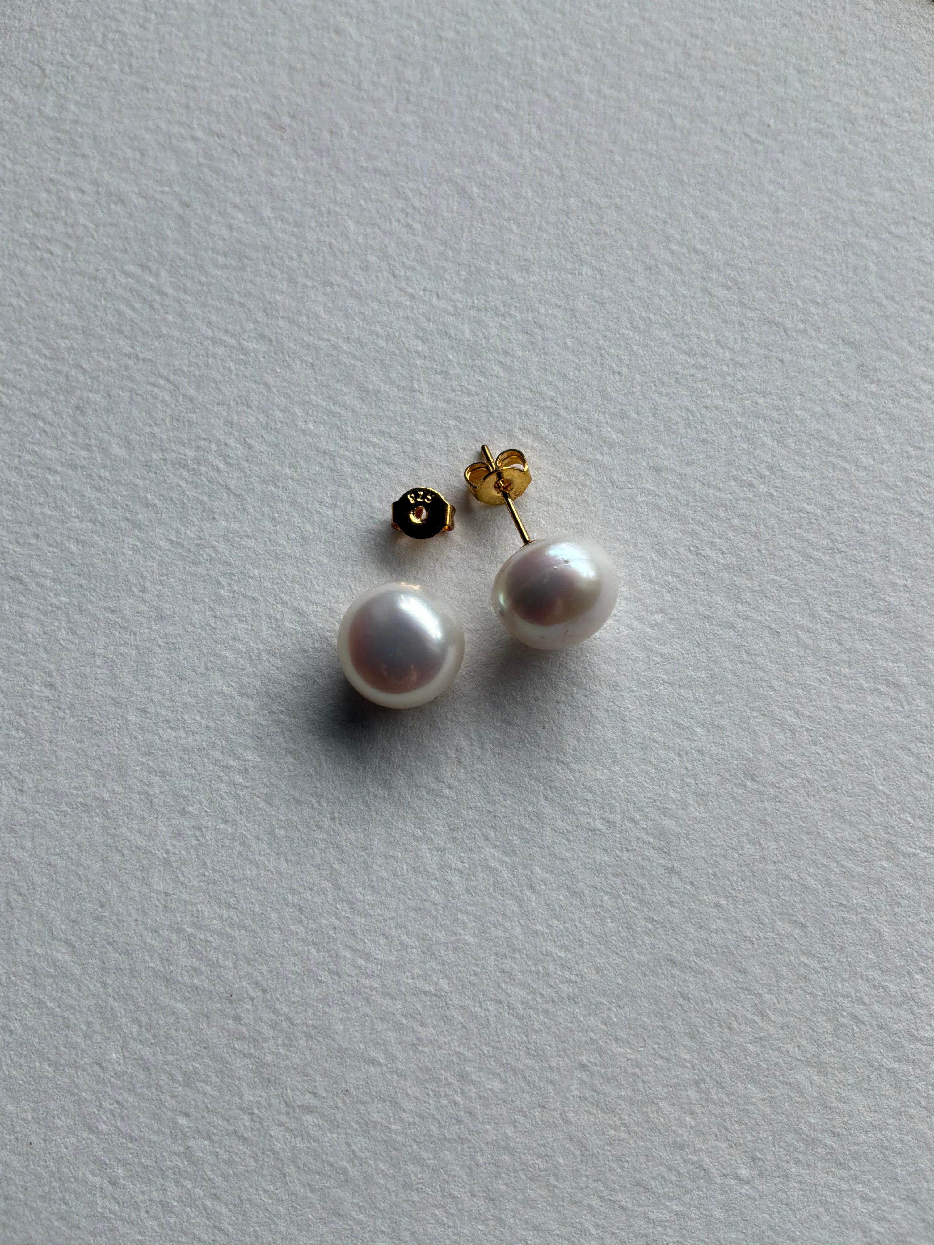 Ørestikker Perle hvid 10x9mm sterlingsølv forgyldt - Billede på vej