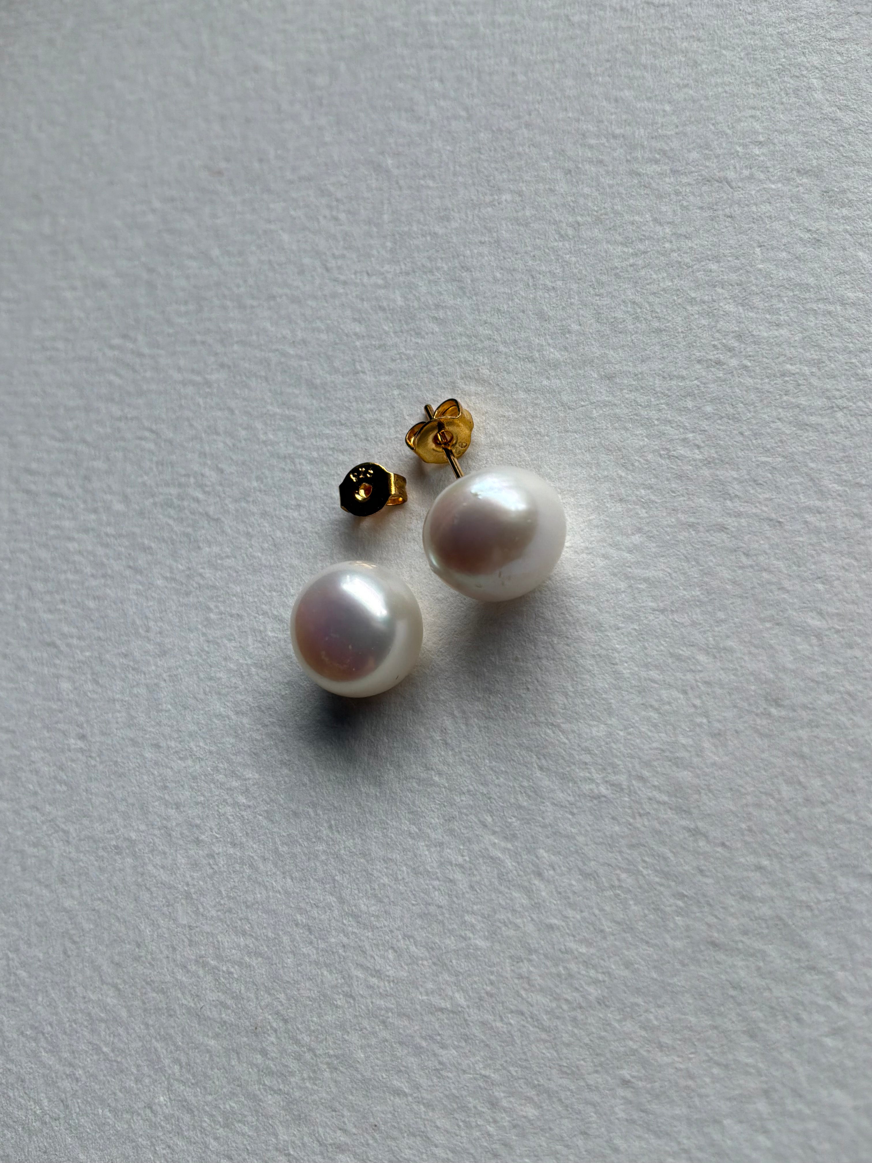 Ørestikker Perle hvid 10x9mm sterlingsølv forgyldt - Billede på vej