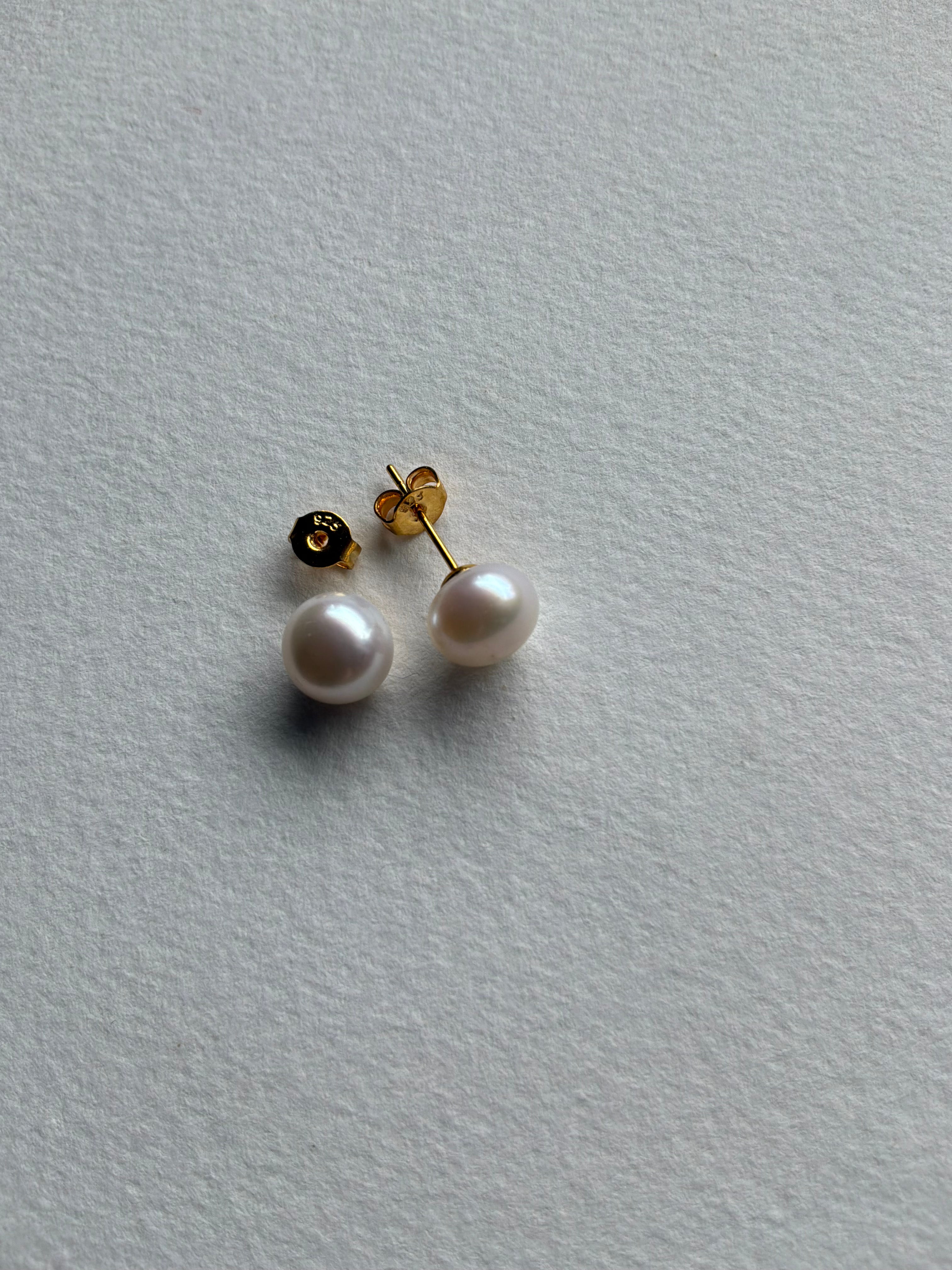 Ørestikker Perle hvid 9x7mm  sterlingsølv forgyldt - Billede på vej