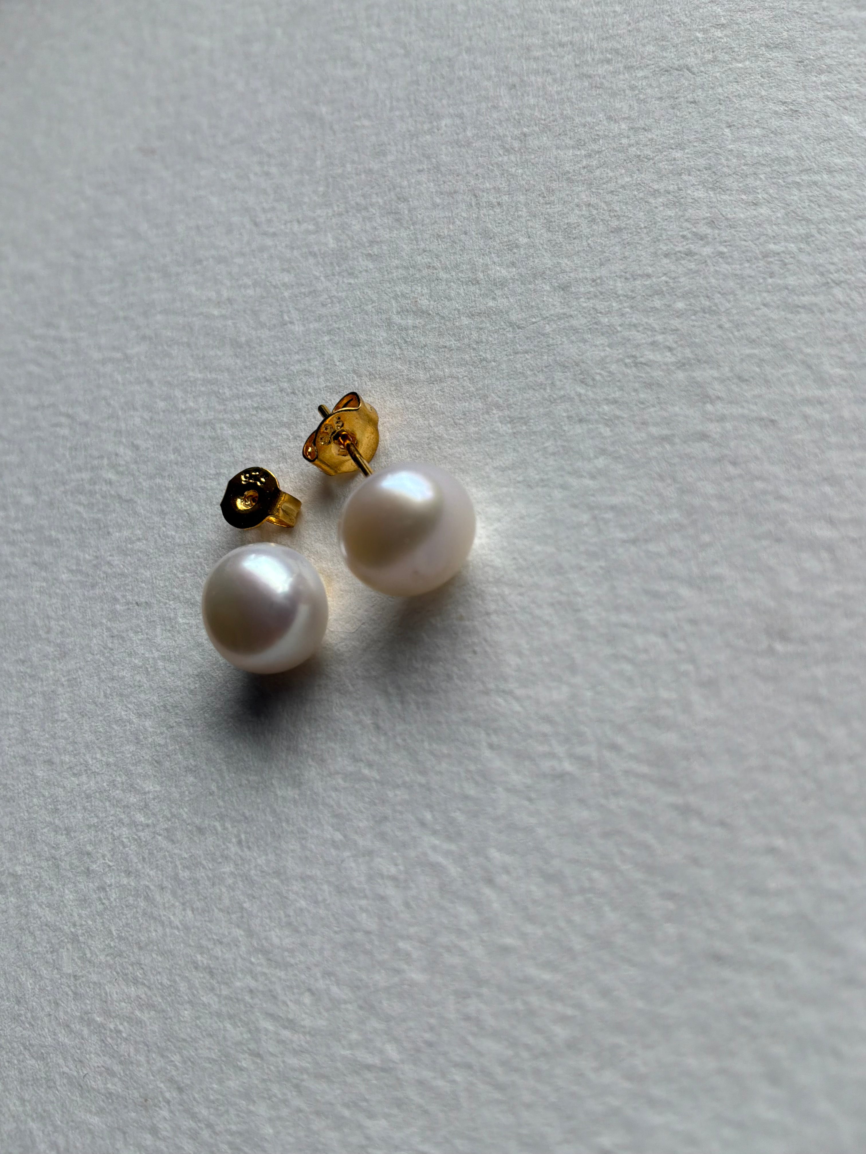 Ørestikker Perle hvid 9x7mm  sterlingsølv forgyldt - Billede på vej