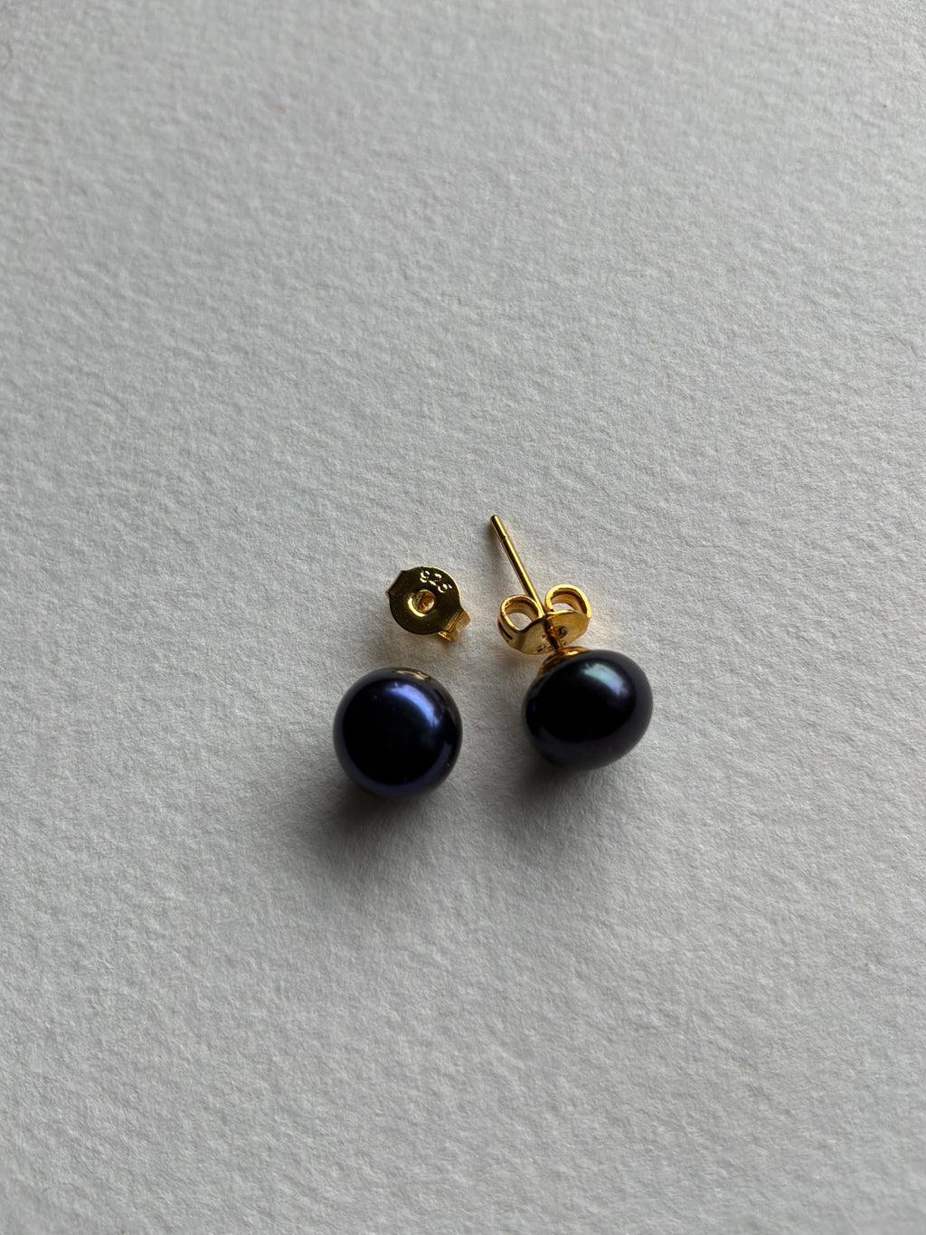 Ørestikker Perle sort 8x 5mm  sterlingsølv forgyldt - Billede på vej