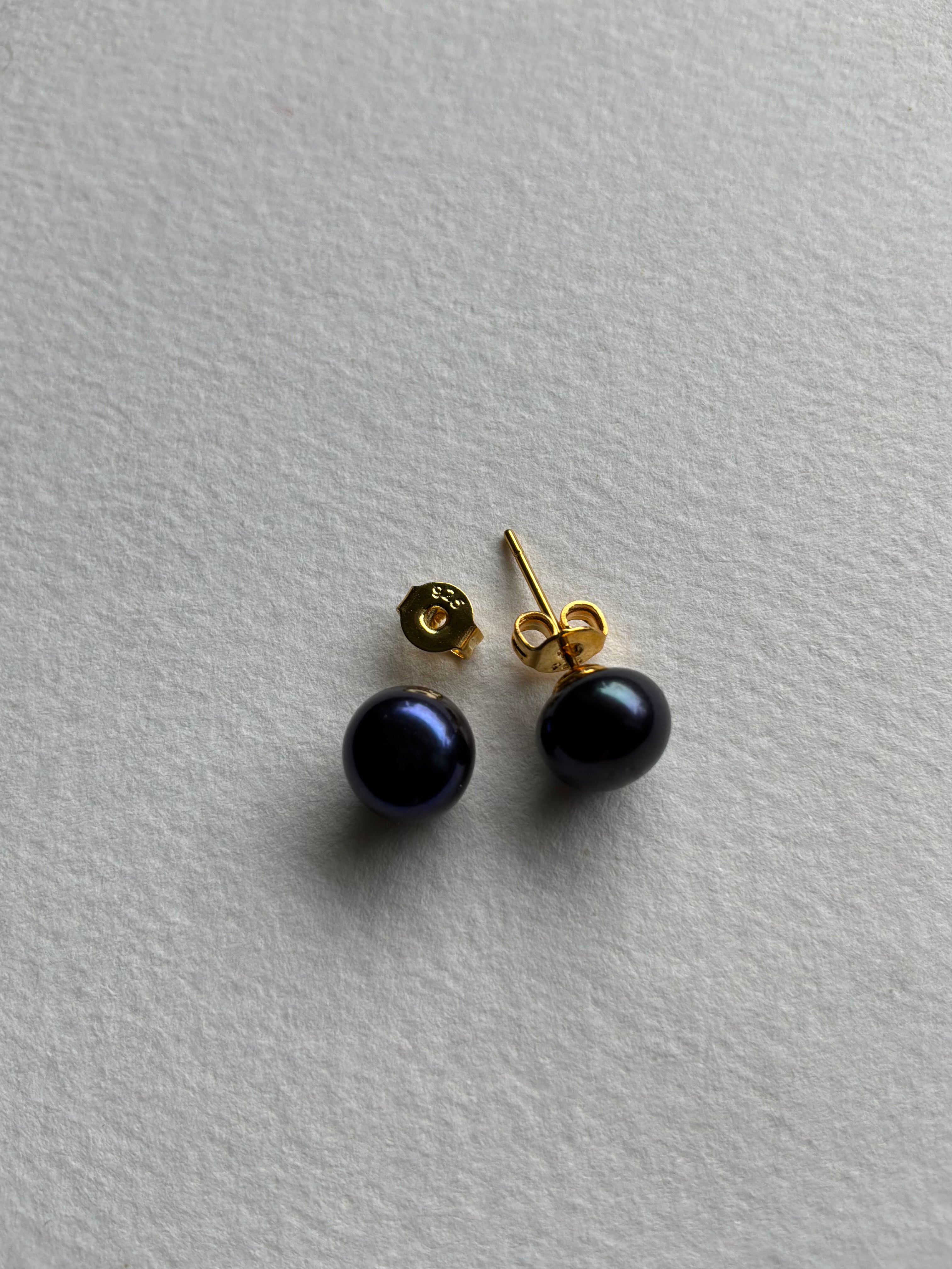 Ørestikker Perle sort 8x 5mm  sterlingsølv forgyldt - Billede på vej