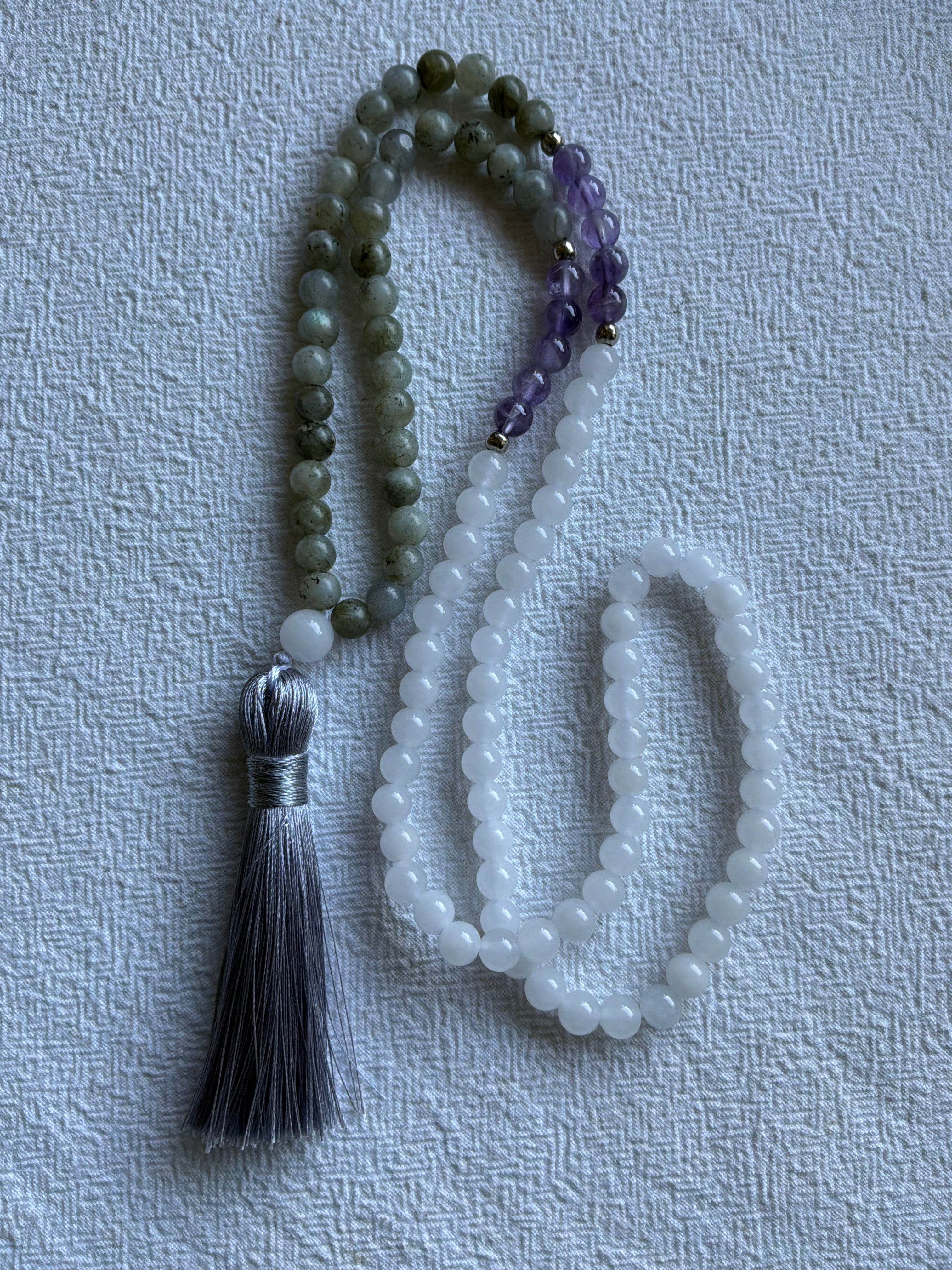 Mala halskæde 108 sten 6mm sten Ametyst, Labrodite og Hvid jade -  klassisk kvast