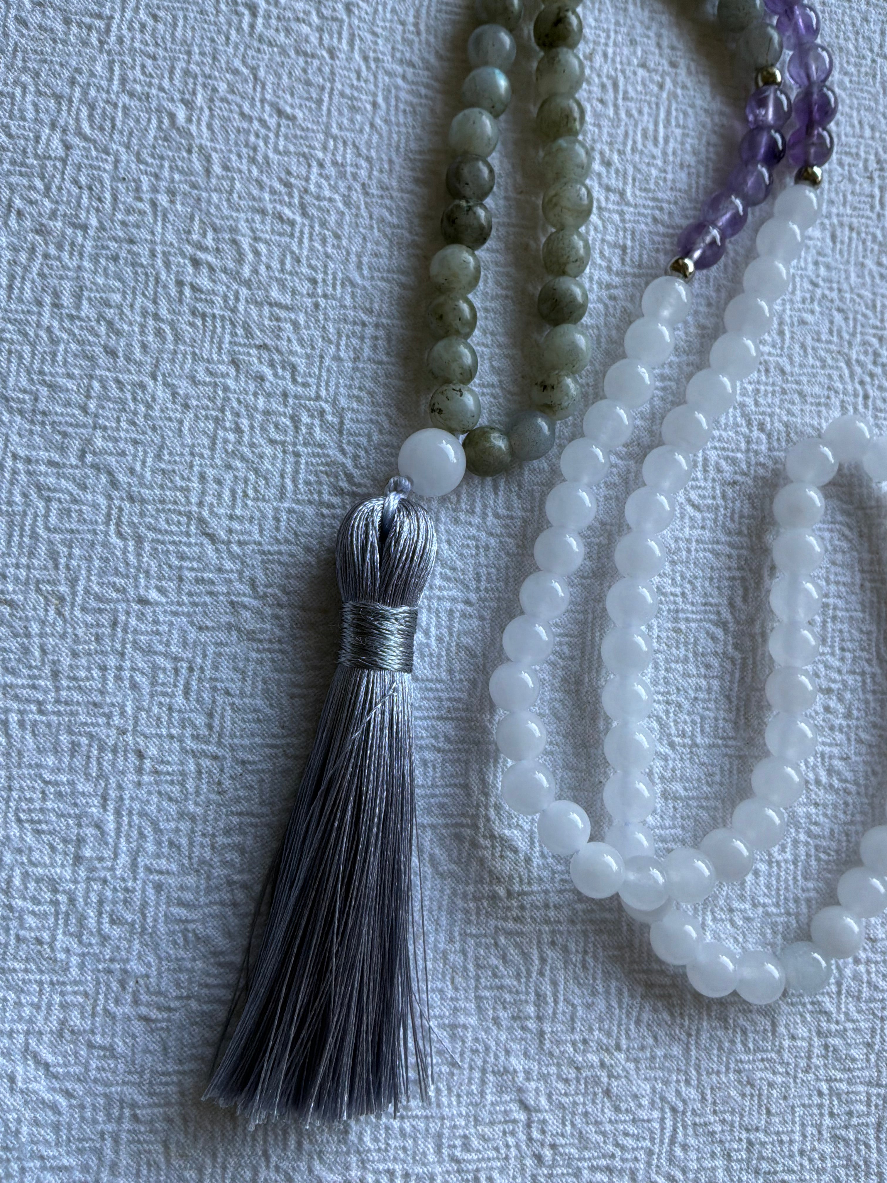 Mala halskæde 108 sten 6mm sten Ametyst, Labrodite og Hvid jade -  klassisk kvast