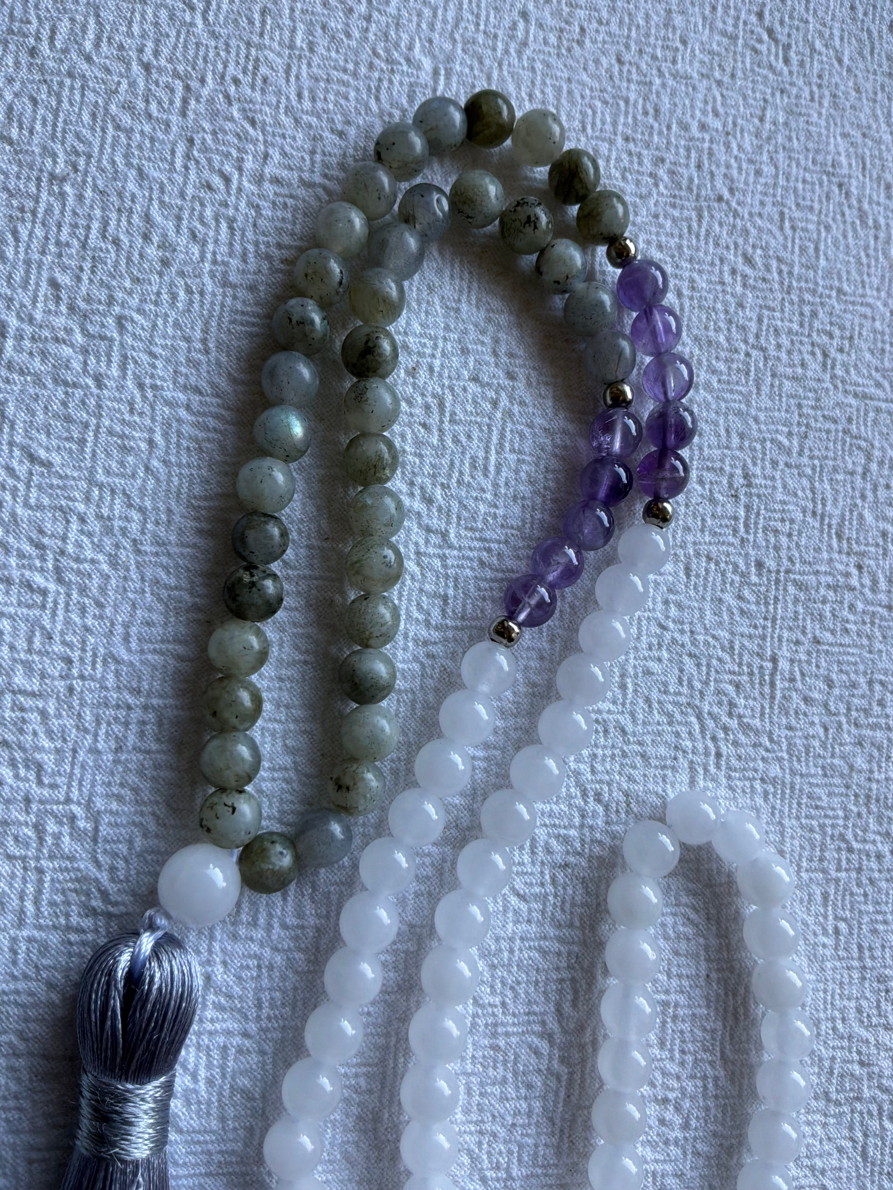 Mala halskæde 108 sten 6mm sten Ametyst, Labrodite og Hvid jade -  klassisk kvast