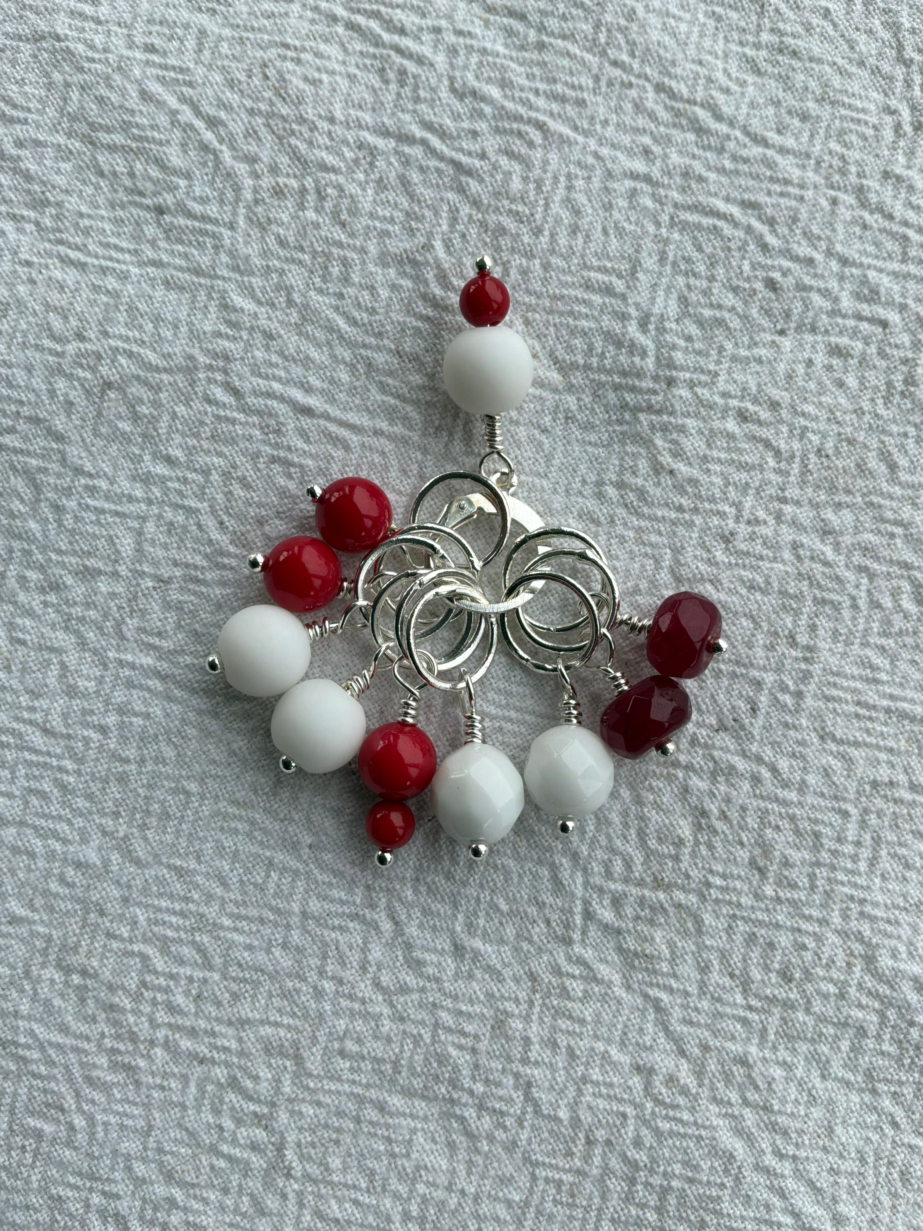 Raglan Markør sæt DK 🇩🇰 Rød Hvid 🇩🇰  Granat, Koral og Alabast. 9 lukkede markører og 1 åben lukkelig. Vælg forsølvet/forgyldt - vælg op til 7mm eller op til 10mm