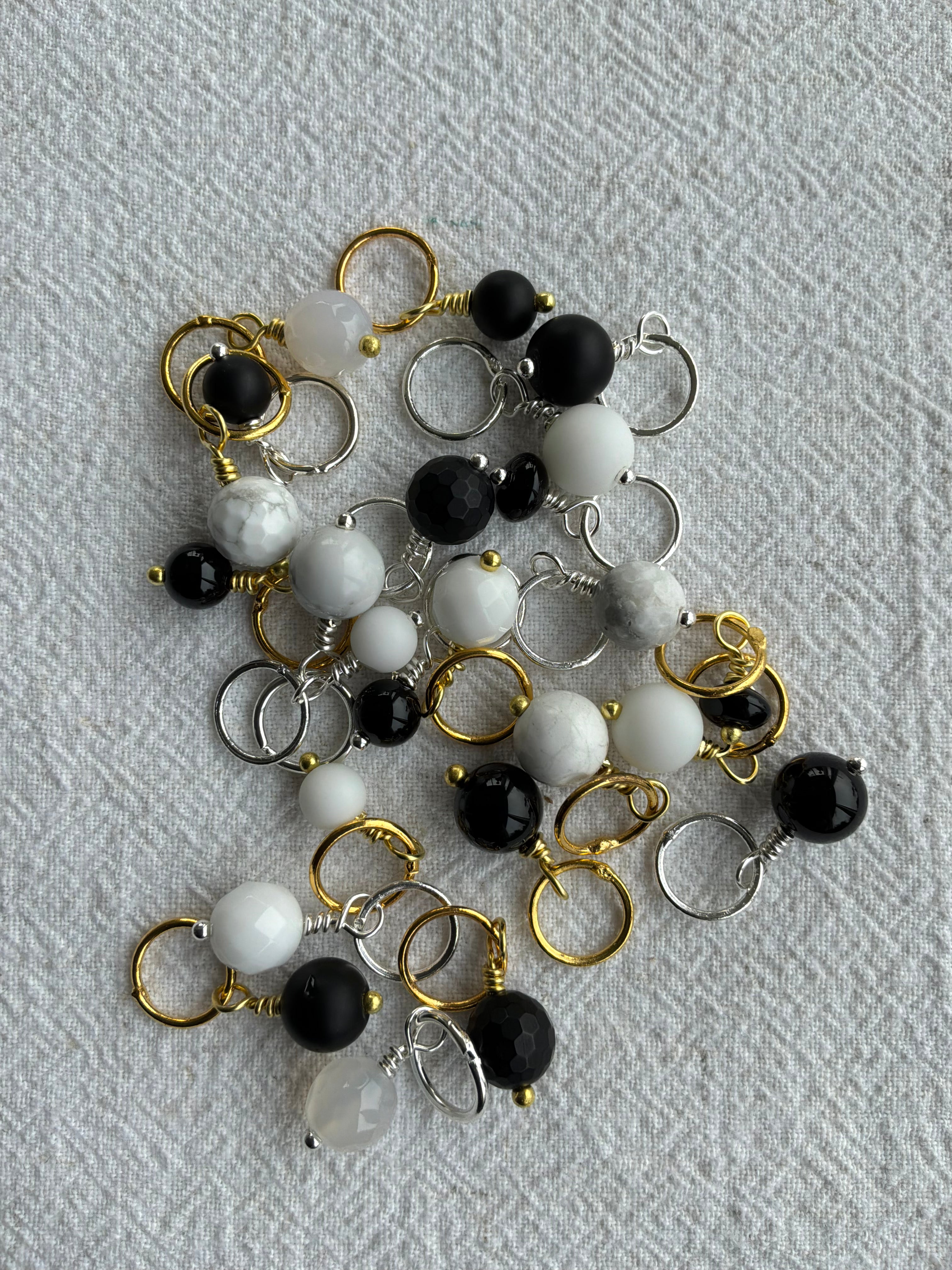 Maskemarkør sten - Onyx, Alabast, hvid agat, howlite hvid - Hvide og Sorte - Passer på op til 10mm strikkepinde