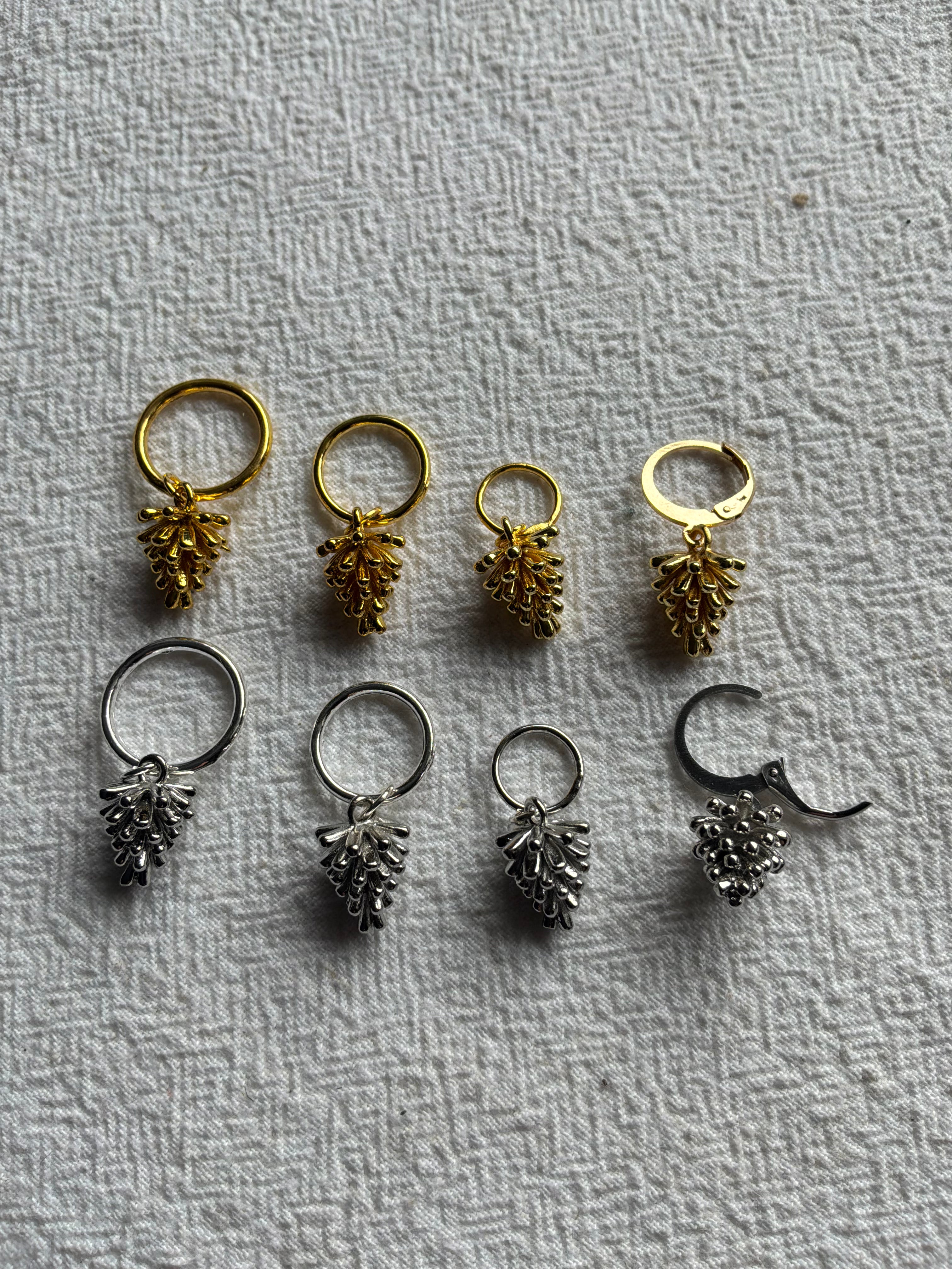 Maskemarkør enkelt Kogle Platinum plated (hvidguld ligner sølv) Eller forgyldt - kogle måler 14x10mm. Vælg hvilken pinde den skal passe på - Op til 7mm, 10mm, 12mm eller åbenlukkelig markør ring Og vælg forgyldt eller Rhodineret (hvidguld sølvfarvet)