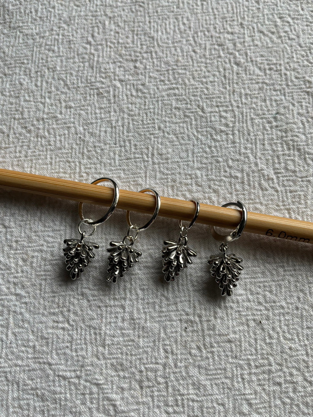 Maskemarkør enkelt Kogle Platinum plated (hvidguld ligner sølv) Eller forgyldt - kogle måler 14x10mm. Vælg hvilken pinde den skal passe på - Op til 7mm, 10mm, 12mm eller åbenlukkelig markør ring Og vælg forgyldt eller Rhodineret (hvidguld sølvfarvet)