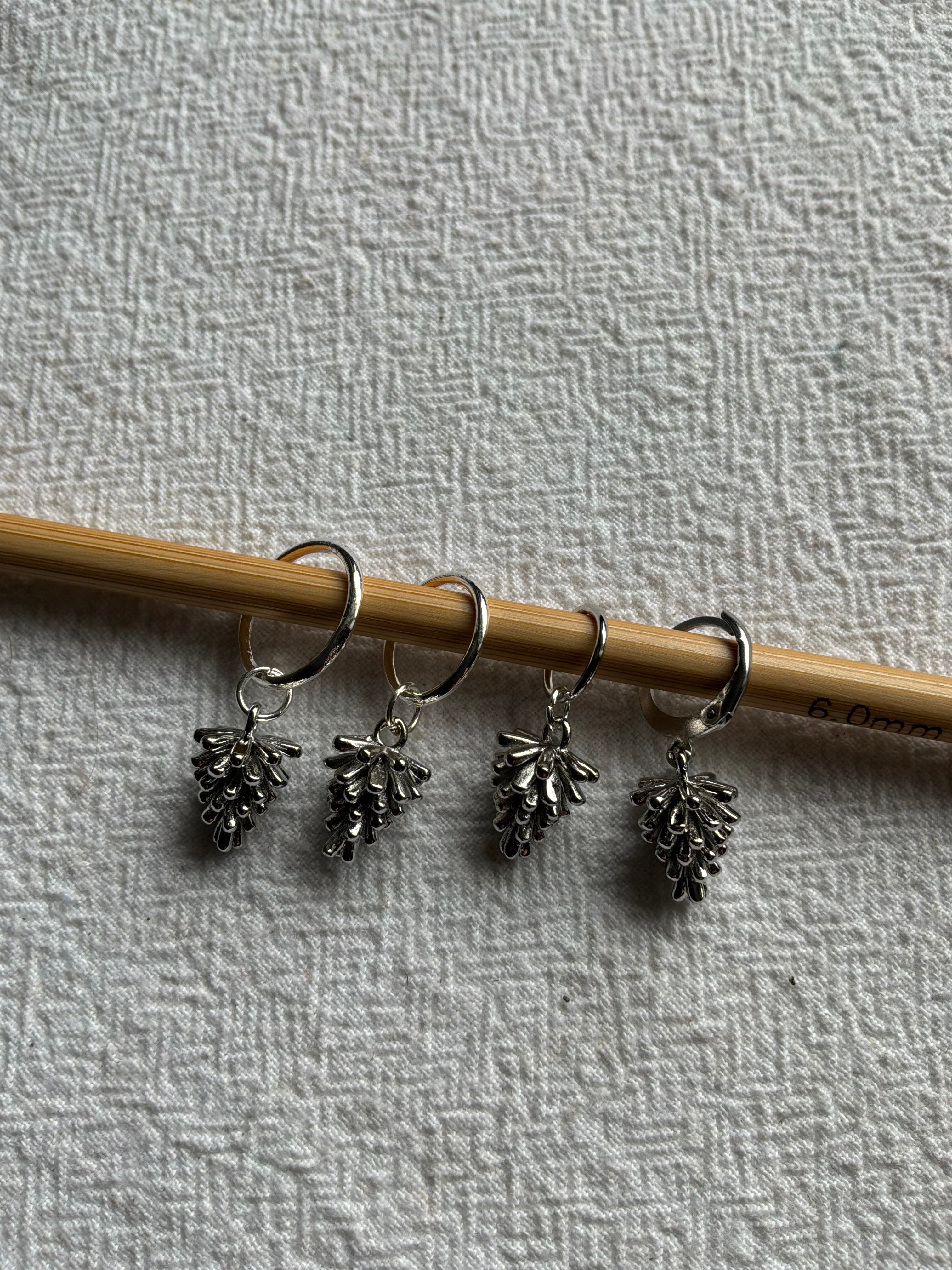 Maskemarkør enkelt Kogle Platinum plated (hvidguld ligner sølv) Eller forgyldt - kogle måler 14x10mm. Vælg hvilken pinde den skal passe på - Op til 7mm, 10mm, 12mm eller åbenlukkelig markør ring Og vælg forgyldt eller Rhodineret (hvidguld sølvfarvet)