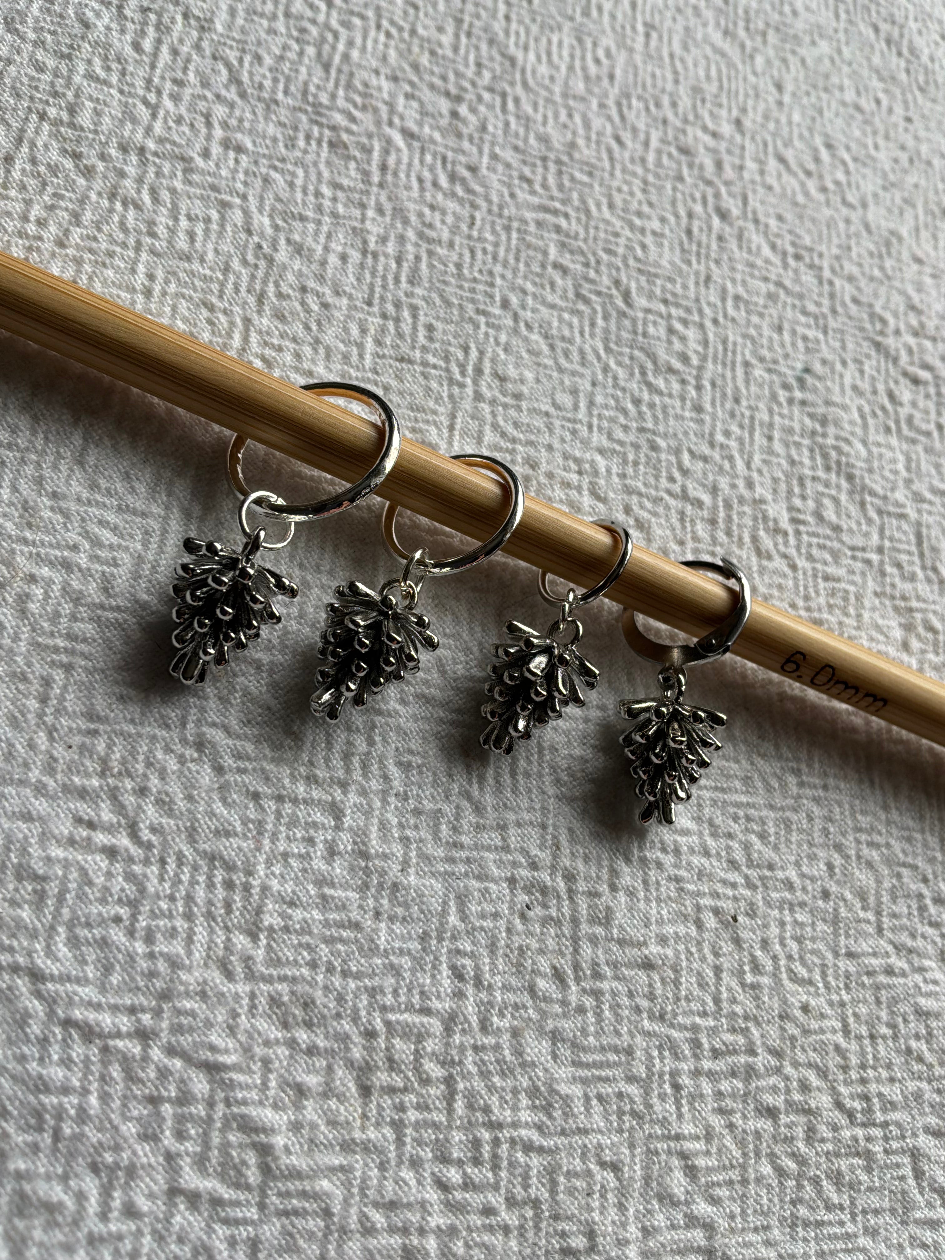 Maskemarkør enkelt Kogle Platinum plated (hvidguld ligner sølv) Eller forgyldt - kogle måler 14x10mm. Vælg hvilken pinde den skal passe på - Op til 7mm, 10mm, 12mm eller åbenlukkelig markør ring Og vælg forgyldt eller Rhodineret (hvidguld sølvfarvet)