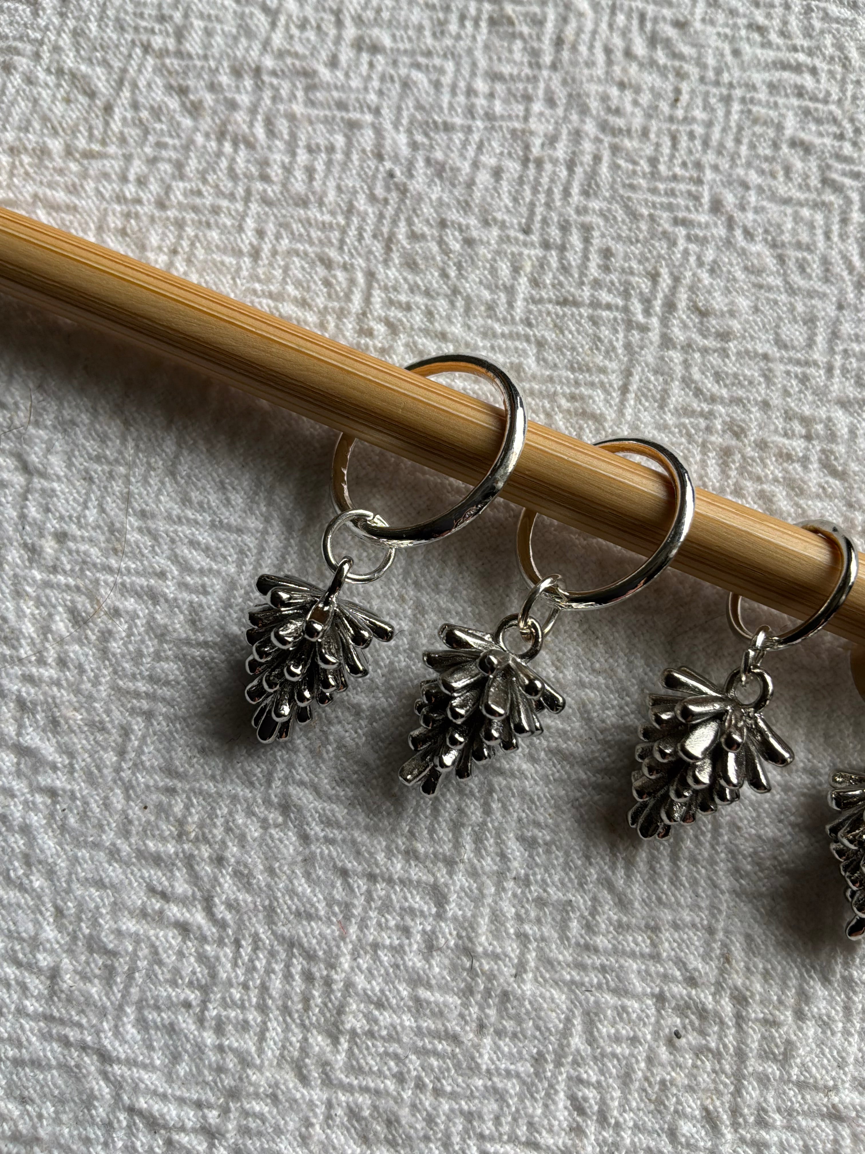 Maskemarkør enkelt Kogle Platinum plated (hvidguld ligner sølv) Eller forgyldt - kogle måler 14x10mm. Vælg hvilken pinde den skal passe på - Op til 7mm, 10mm, 12mm eller åbenlukkelig markør ring Og vælg forgyldt eller Rhodineret (hvidguld sølvfarvet)