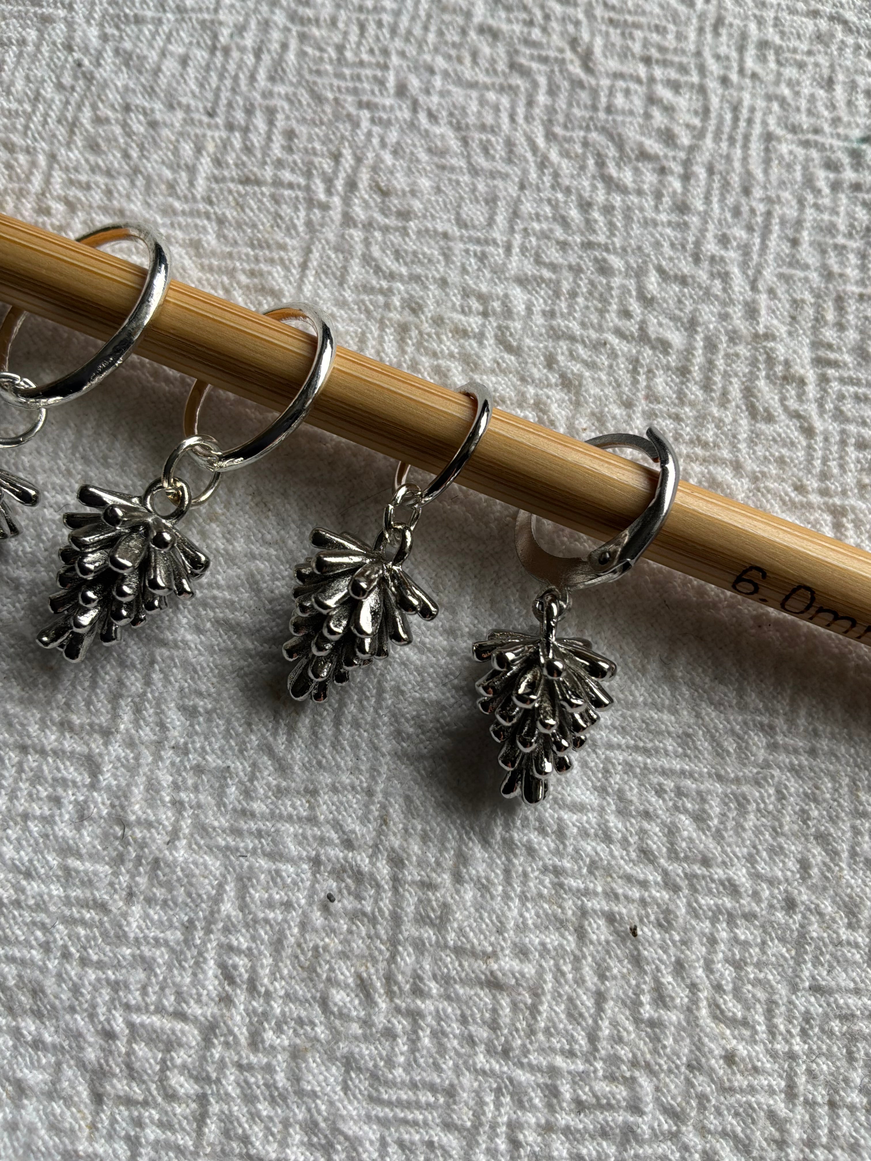 Maskemarkør enkelt Kogle Platinum plated (hvidguld ligner sølv) Eller forgyldt - kogle måler 14x10mm. Vælg hvilken pinde den skal passe på - Op til 7mm, 10mm, 12mm eller åbenlukkelig markør ring Og vælg forgyldt eller Rhodineret (hvidguld sølvfarvet)