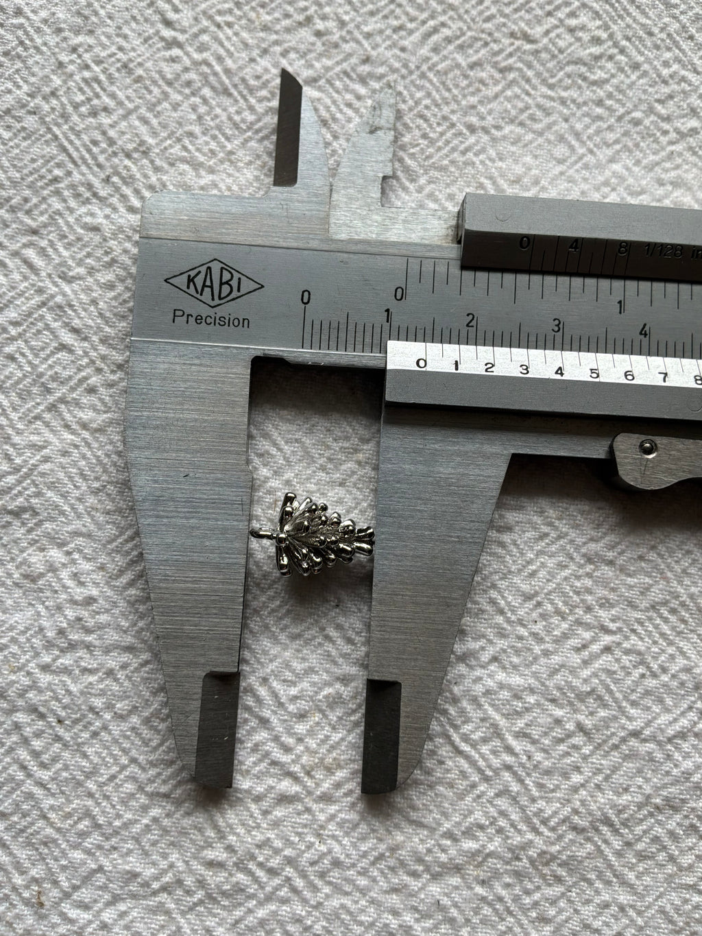 Maskemarkør enkelt Kogle Platinum plated (hvidguld ligner sølv) Eller forgyldt - kogle måler 14x10mm. Vælg hvilken pinde den skal passe på - Op til 7mm, 10mm, 12mm eller åbenlukkelig markør ring Og vælg forgyldt eller Rhodineret (hvidguld sølvfarvet)
