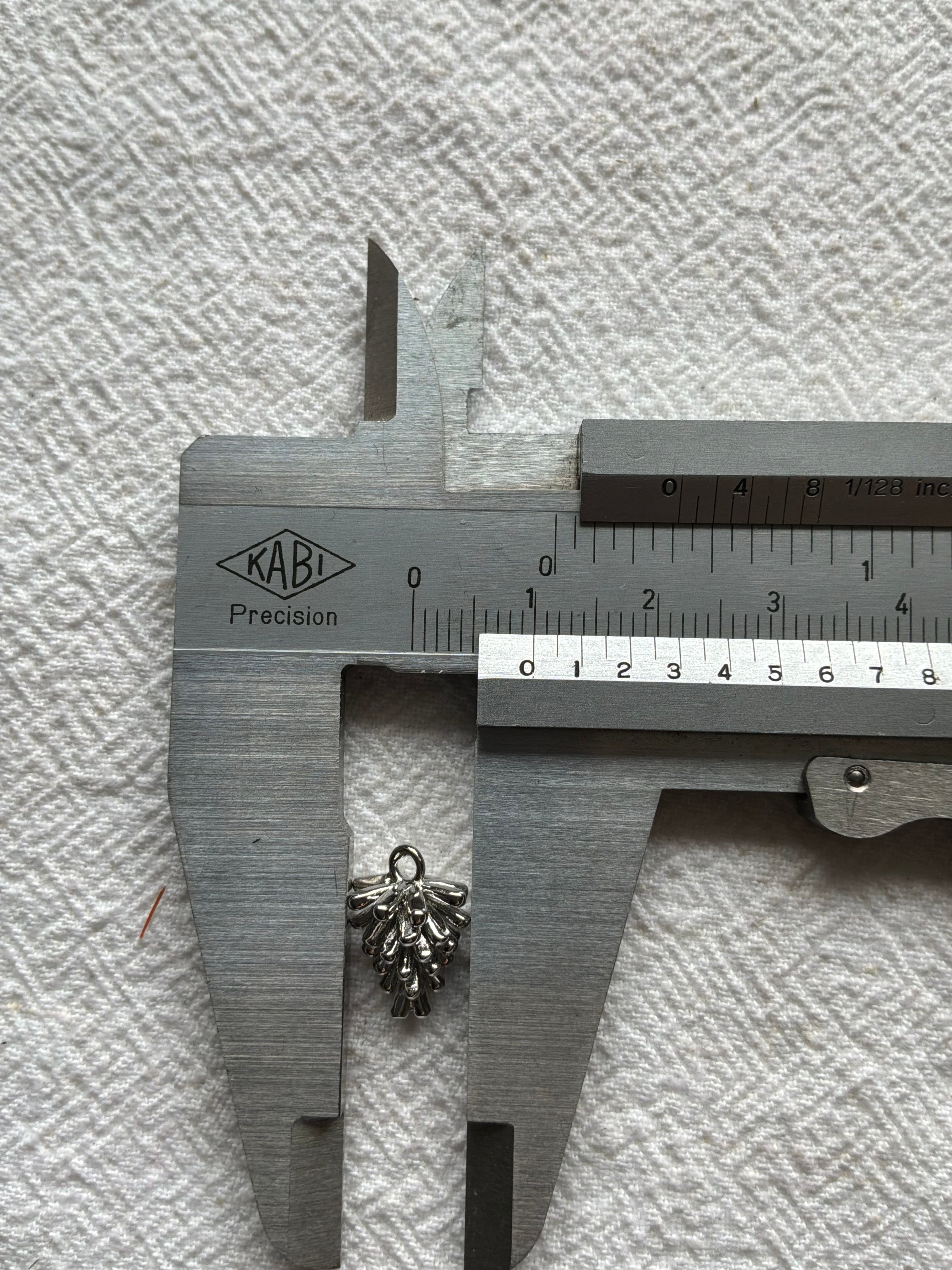 Maskemarkør enkelt Kogle Platinum plated (hvidguld ligner sølv) Eller forgyldt - kogle måler 14x10mm. Vælg hvilken pinde den skal passe på - Op til 7mm, 10mm, 12mm eller åbenlukkelig markør ring Og vælg forgyldt eller Rhodineret (hvidguld sølvfarvet)
