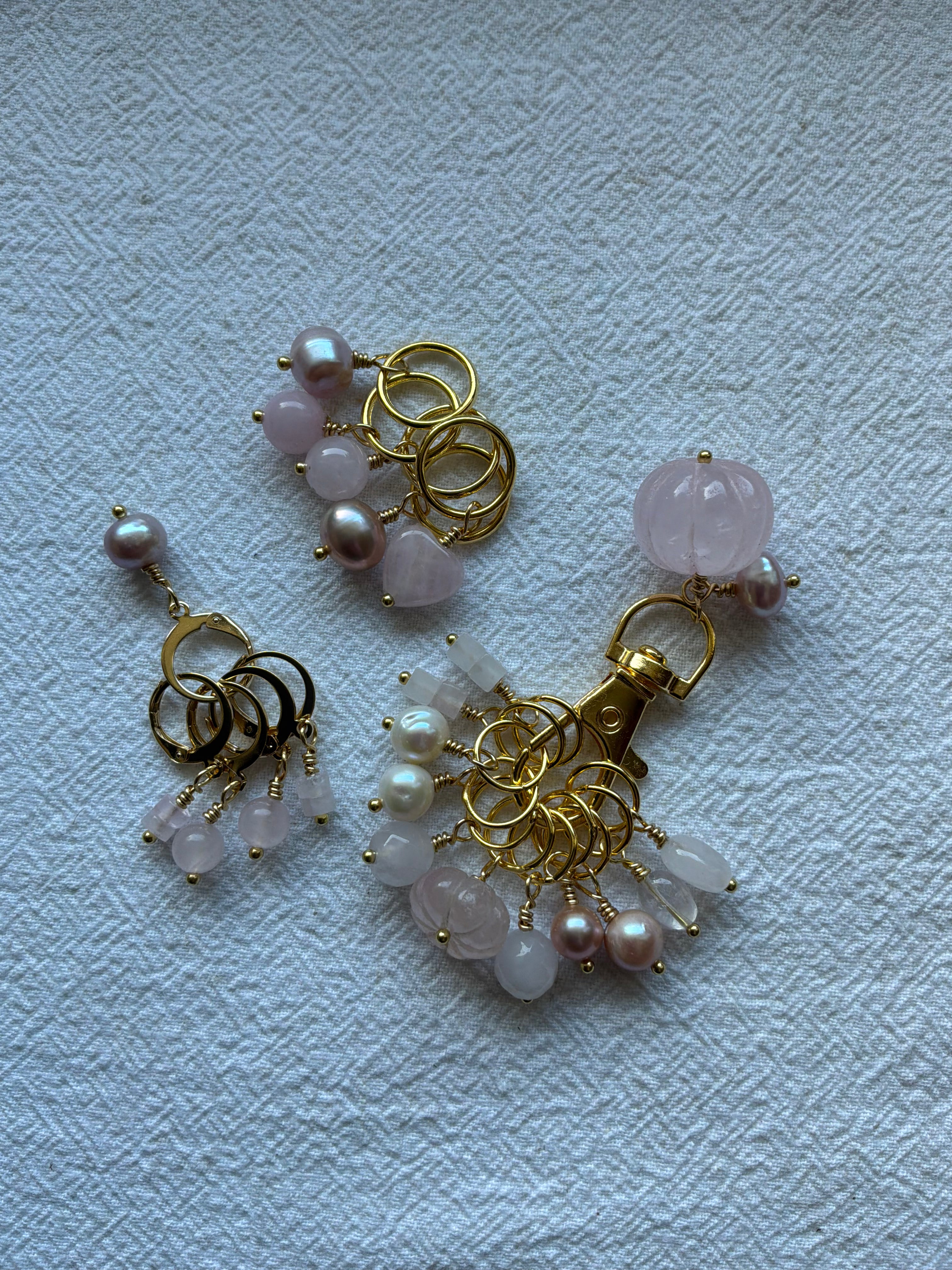 Maskemarkør sæt Rosakvarts og Perler forgyldt luksus A. 11x 7mm, 5x10mm og 5x åbenlukkelige markører