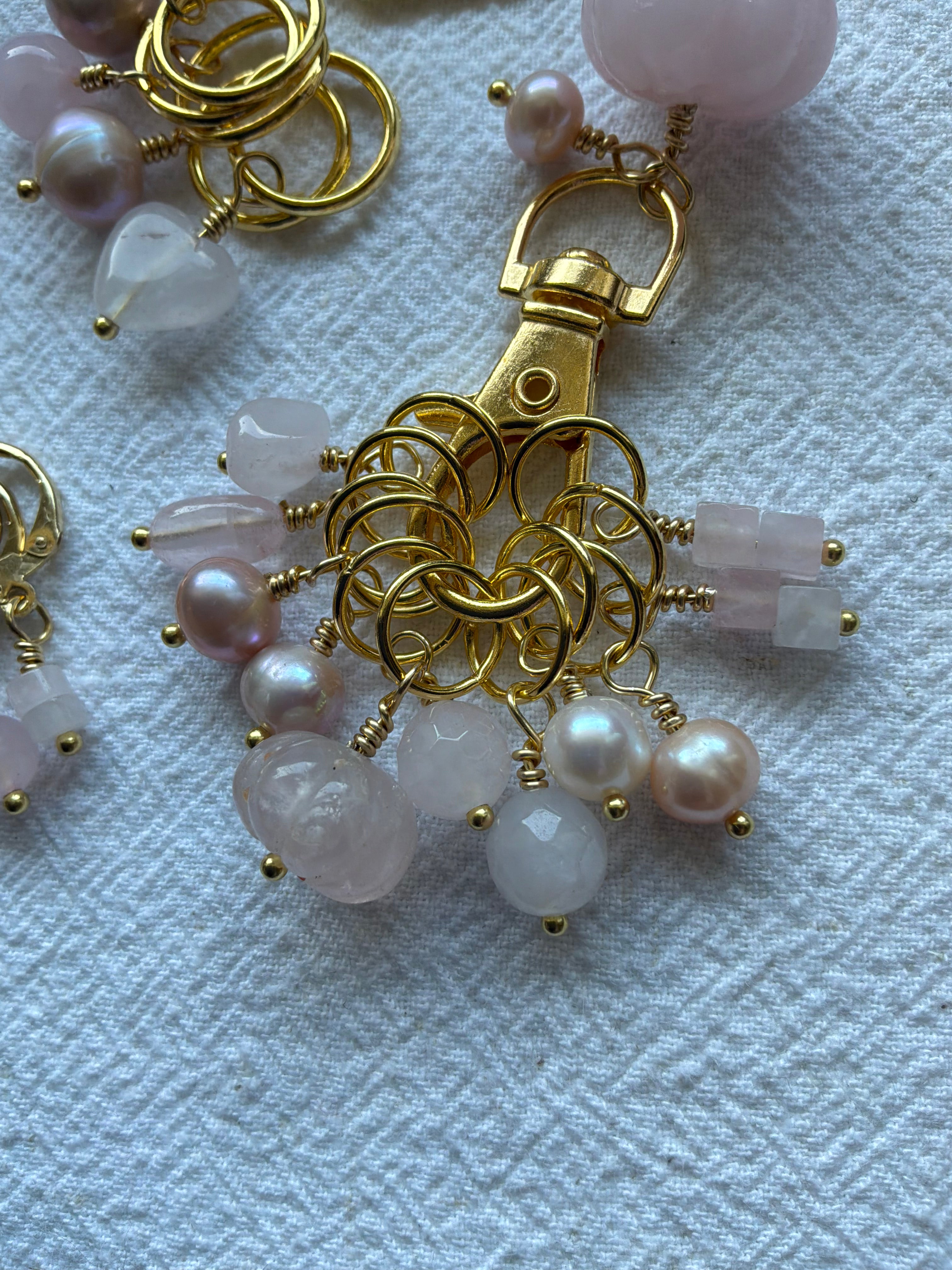 Maskemarkør sæt Rosakvarts og Perler forgyldt luksus B. 11x 7mm, 5x10mm og 5x åbenlukkelige markører