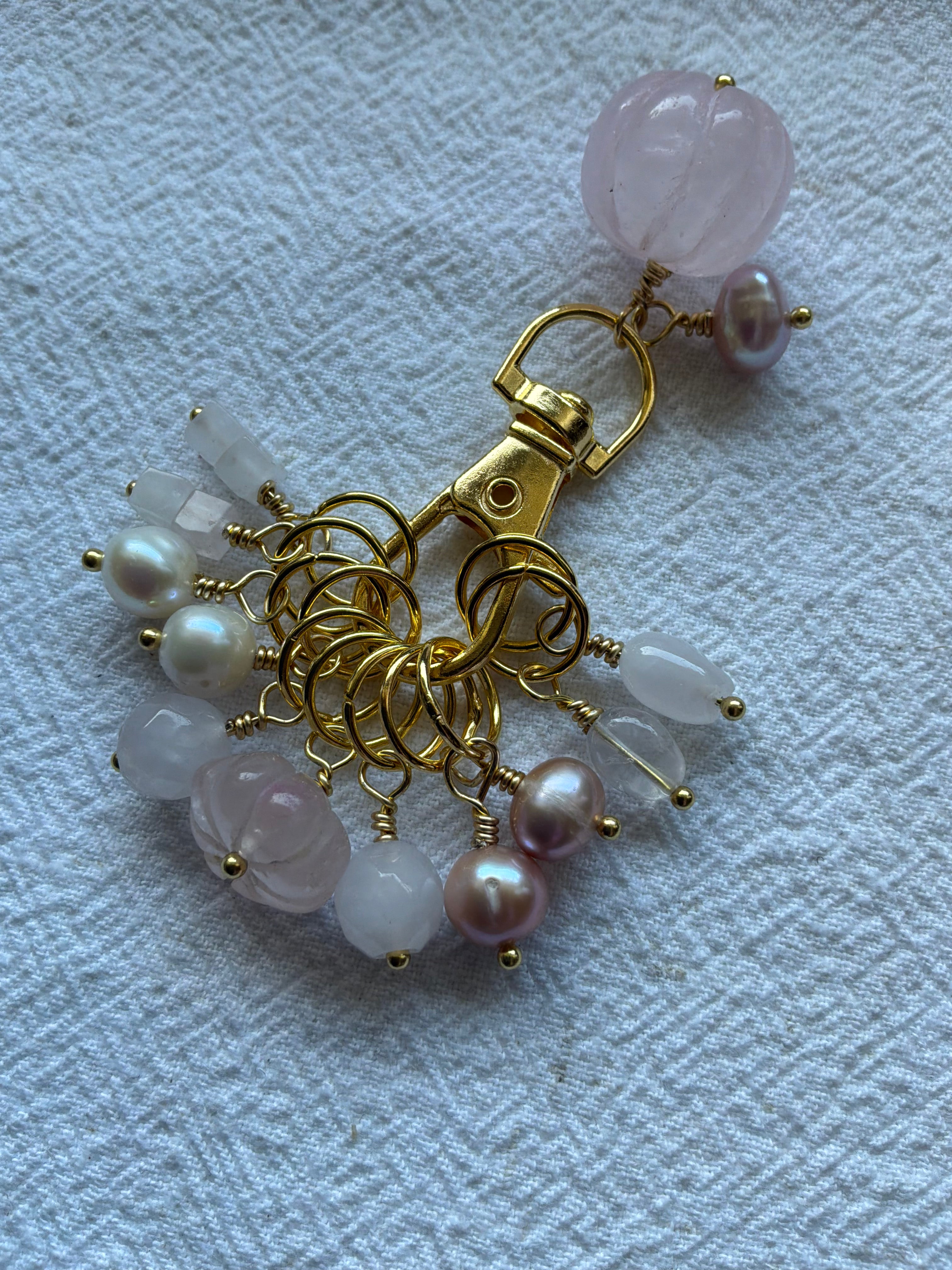 Maskemarkør sæt Rosakvarts og Perler forgyldt luksus A. 11x 7mm, 5x10mm og 5x åbenlukkelige markører