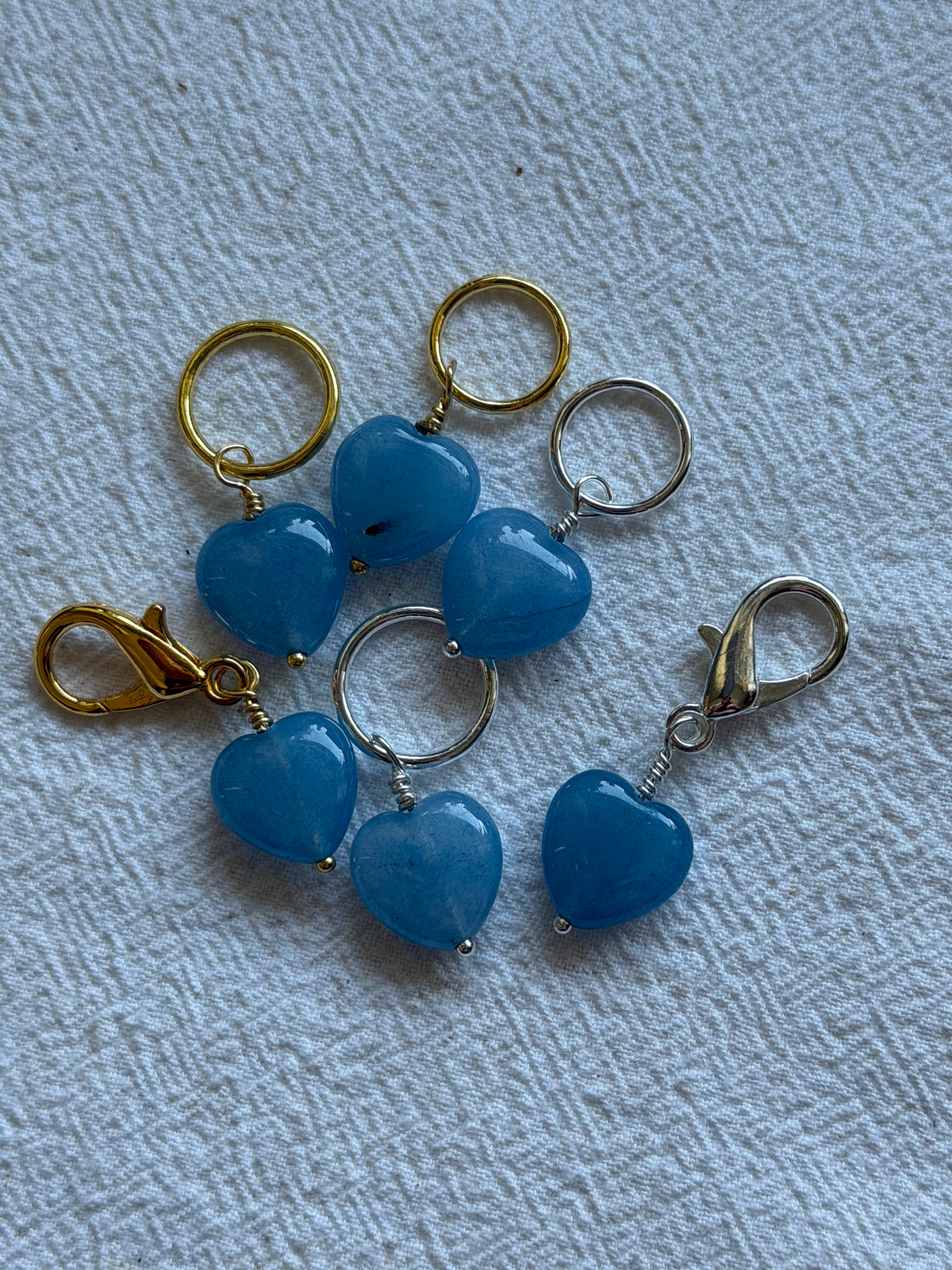 Holder til Maskemarkører et enkelt Blåt Alvamarin hjerte ca 14x14x6 mm. Vælg forsølvet eller forgyldt