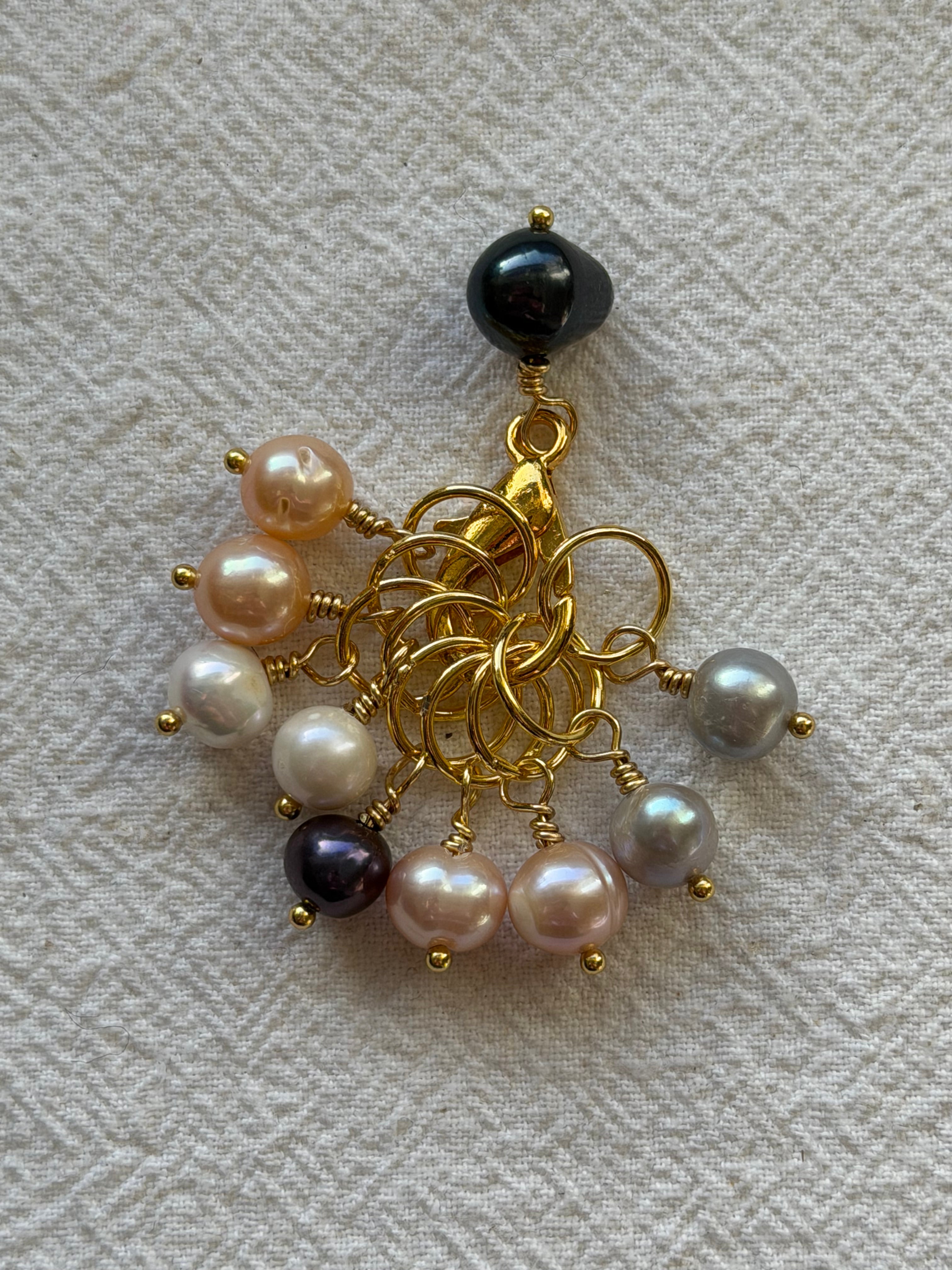 Maskemarkør sæt Akoya Perler mix farver forgyldt. Passer på op til 7mm strikkepinde