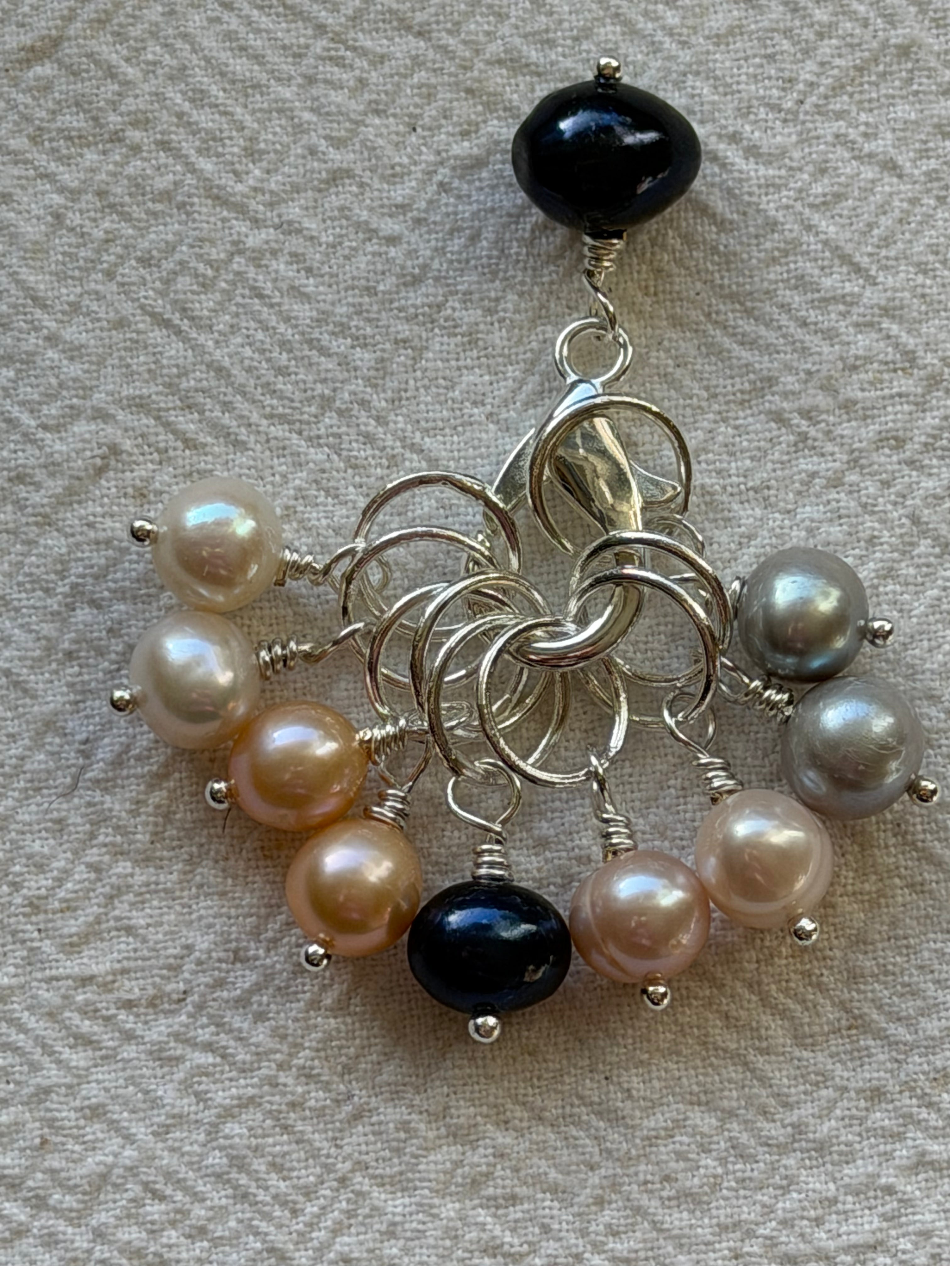 Maskemarkør sæt Akoya Perler mix farver forsølvet. Passer på op til 7mm strikkepinde