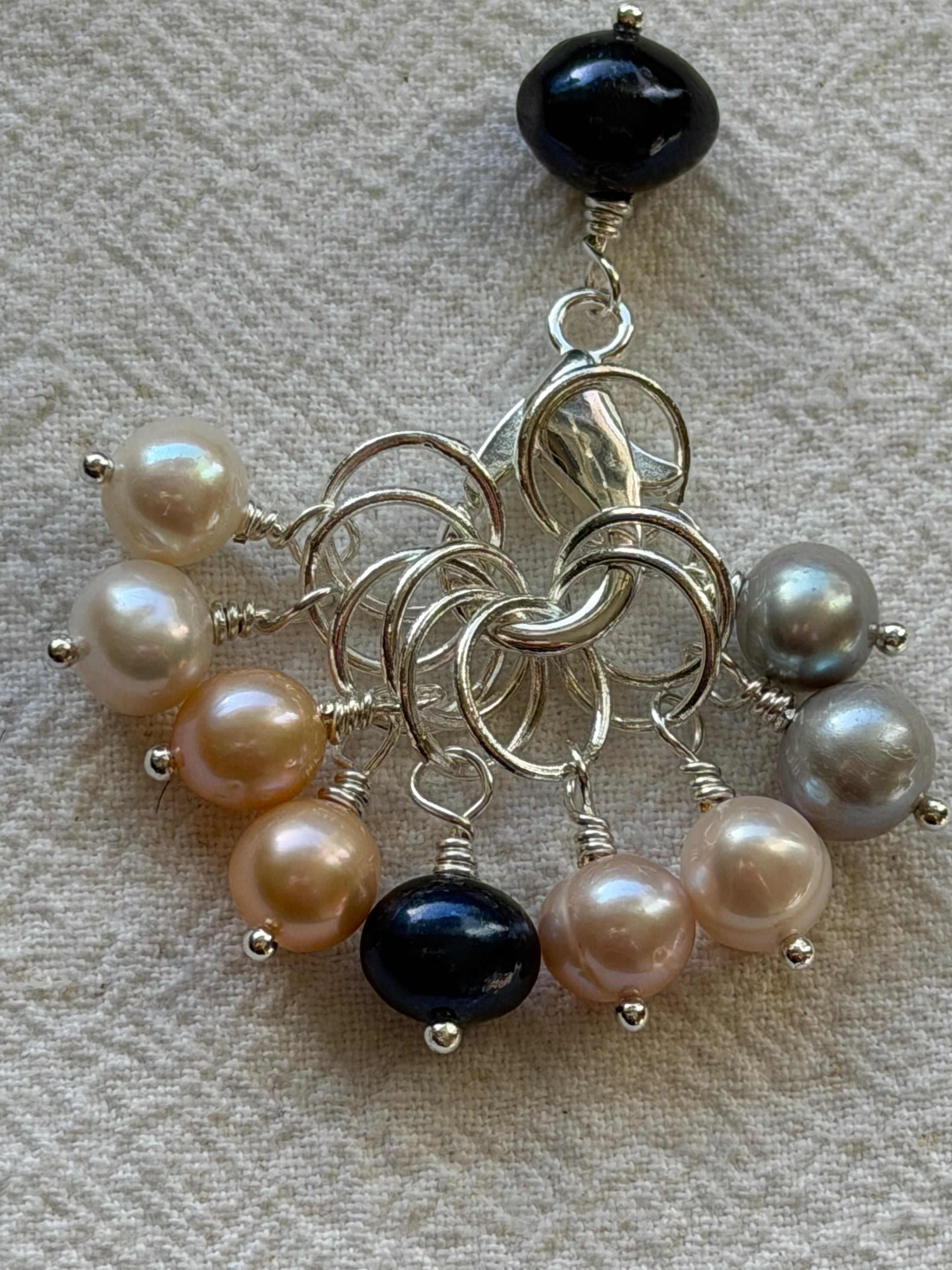 Maskemarkør sæt Akoya Perler mix farver forsølvet. Passer på op til 7mm strikkepinde