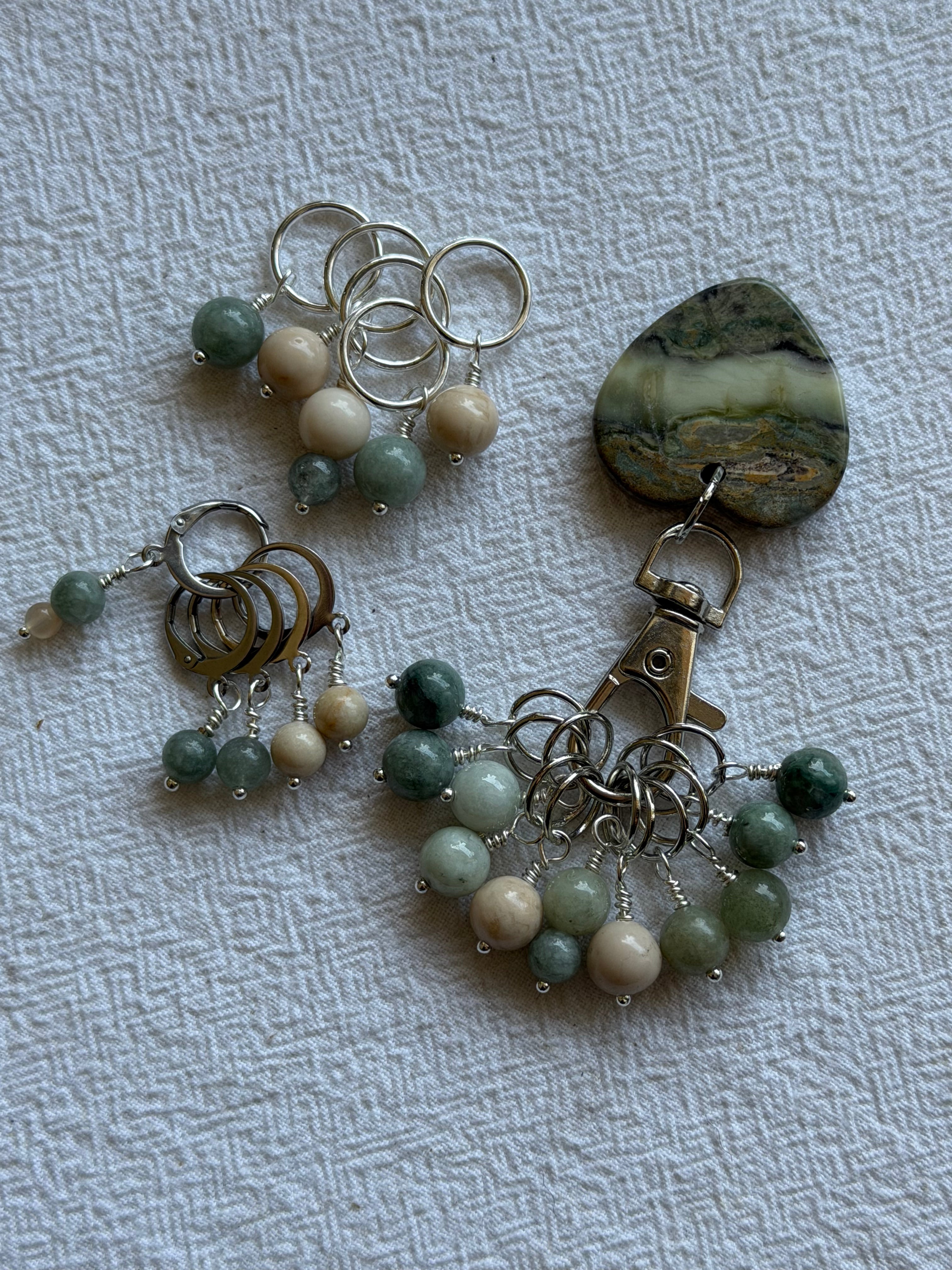 Maskemarkør sæt Hjerte holder. Markører i Grøn Jade og Fossil. Forsølvet luksus. 11x7mm, 5x10mm og 5 åbenlukkelige markører
