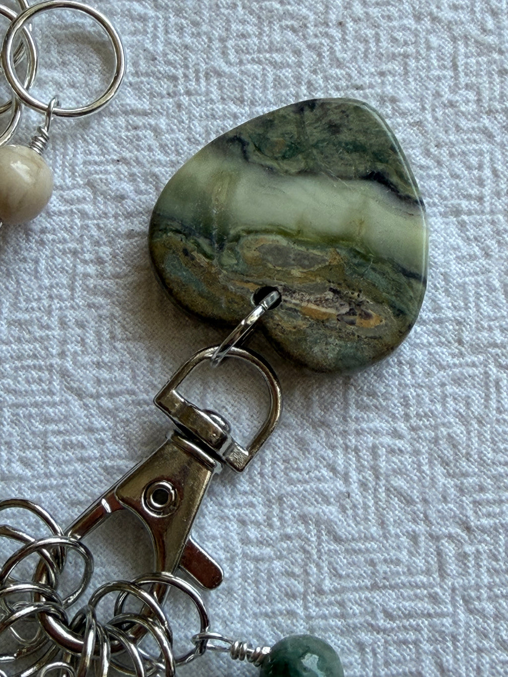 Maskemarkør sæt Hjerte holder. Markører i Grøn Jade og Fossil. Forsølvet luksus. 11x7mm, 5x10mm og 5 åbenlukkelige markører