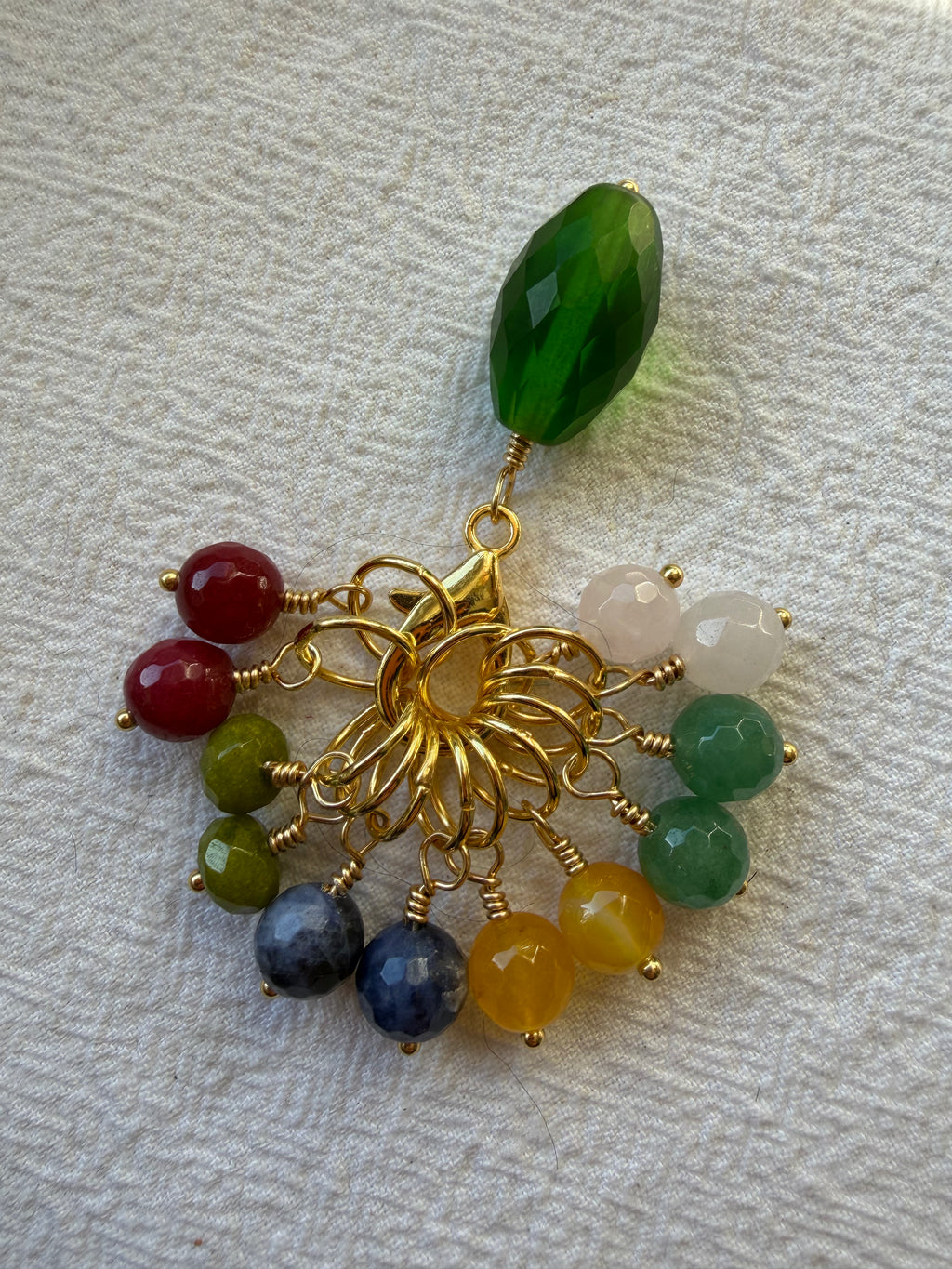 Maskemarkør sæt grøn glas holder, Robin, Peridot, Sodalit, Rosakvarts, Aventurin og Gul jade.Forgyldte markører der passer på op til 7 mm pinde.