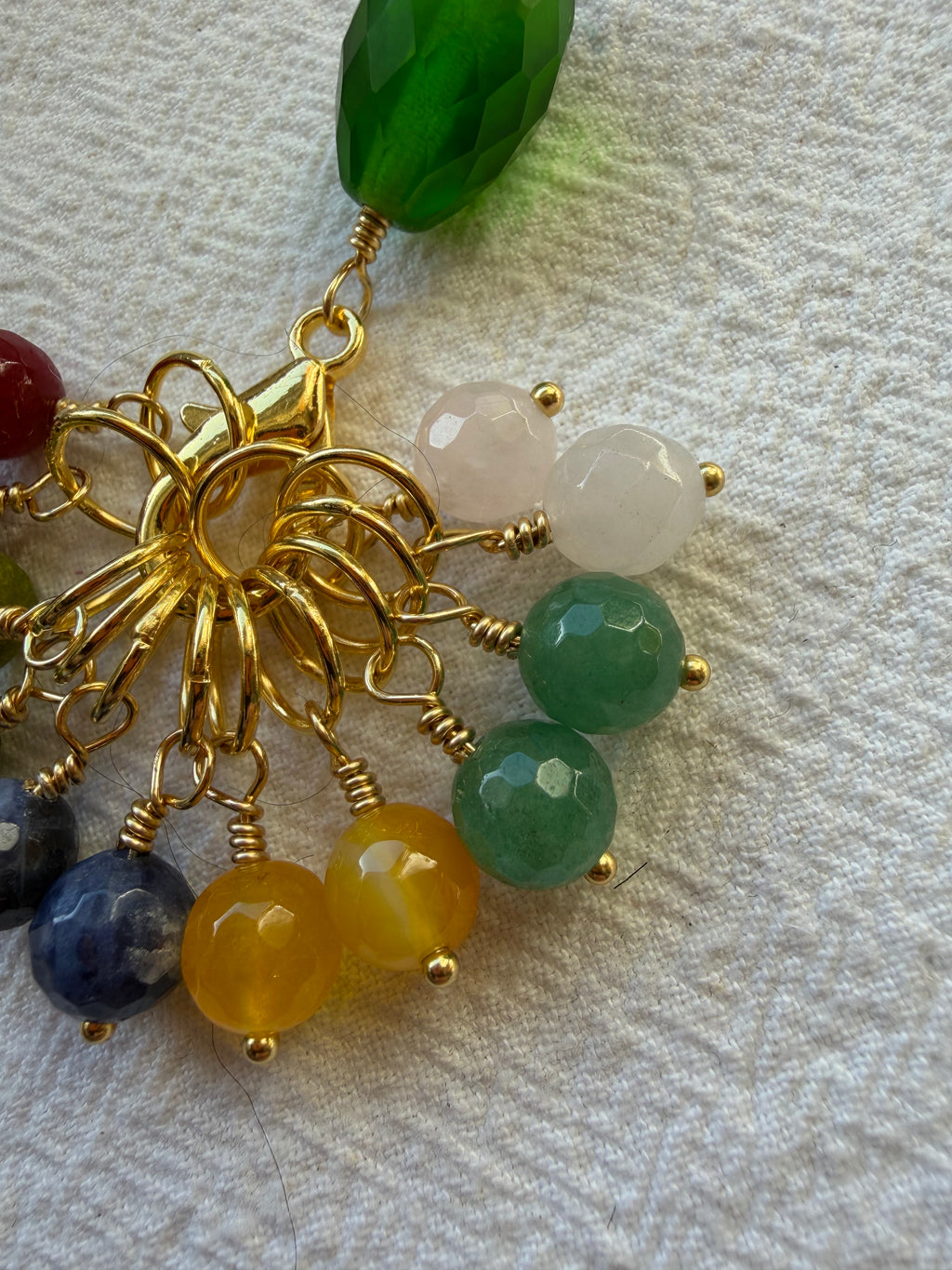 Maskemarkør sæt grøn glas holder, Robin, Peridot, Sodalit, Rosakvarts, Aventurin og Gul jade.Forgyldte markører der passer på op til 7 mm pinde.