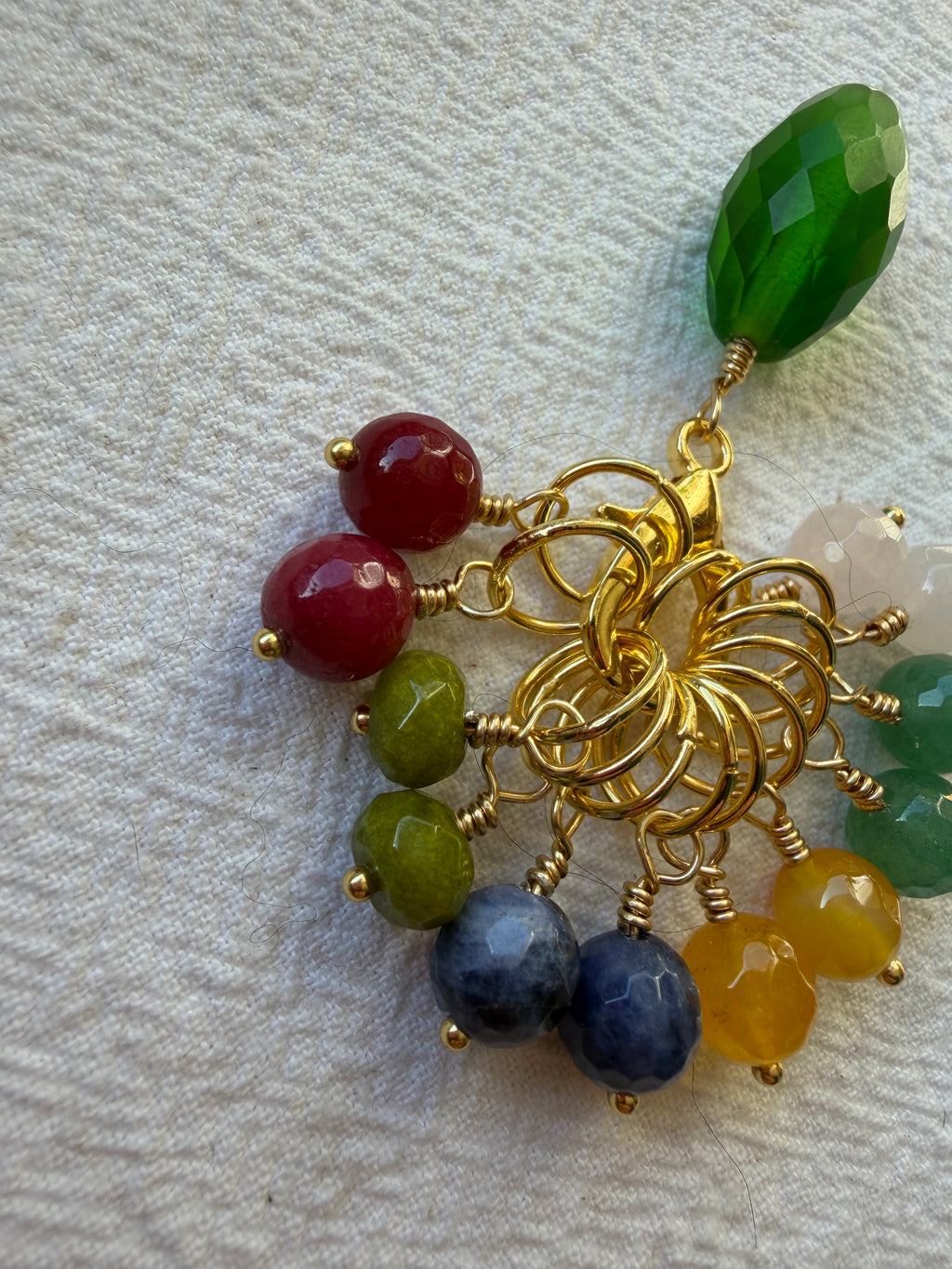 Maskemarkør sæt grøn glas holder, Robin, Peridot, Sodalit, Rosakvarts, Aventurin og Gul jade.Forgyldte markører der passer på op til 7 mm pinde.