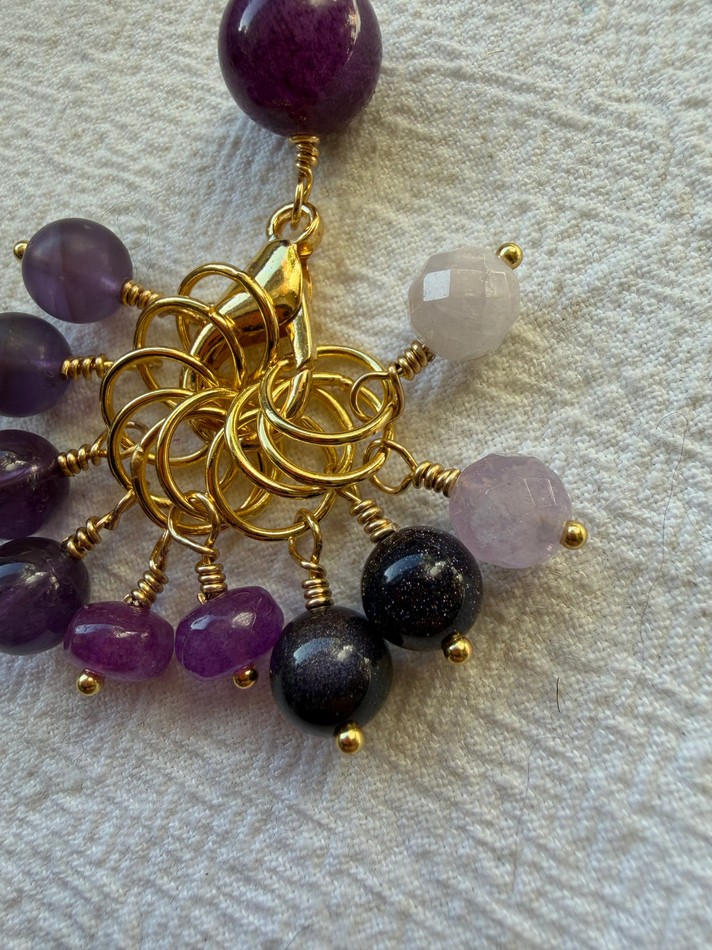Maskemarkør sæt Rund farvet lilla Jade holder, Ametyster og golden lilla sandstone(glimmer).Forgyldt markører der passer på op til 7 mm pinde.