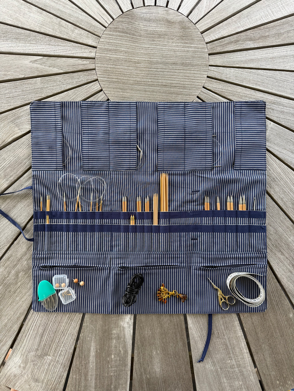 Strikke-Værktøjs-Etui 2. Stribet blå/lys beige