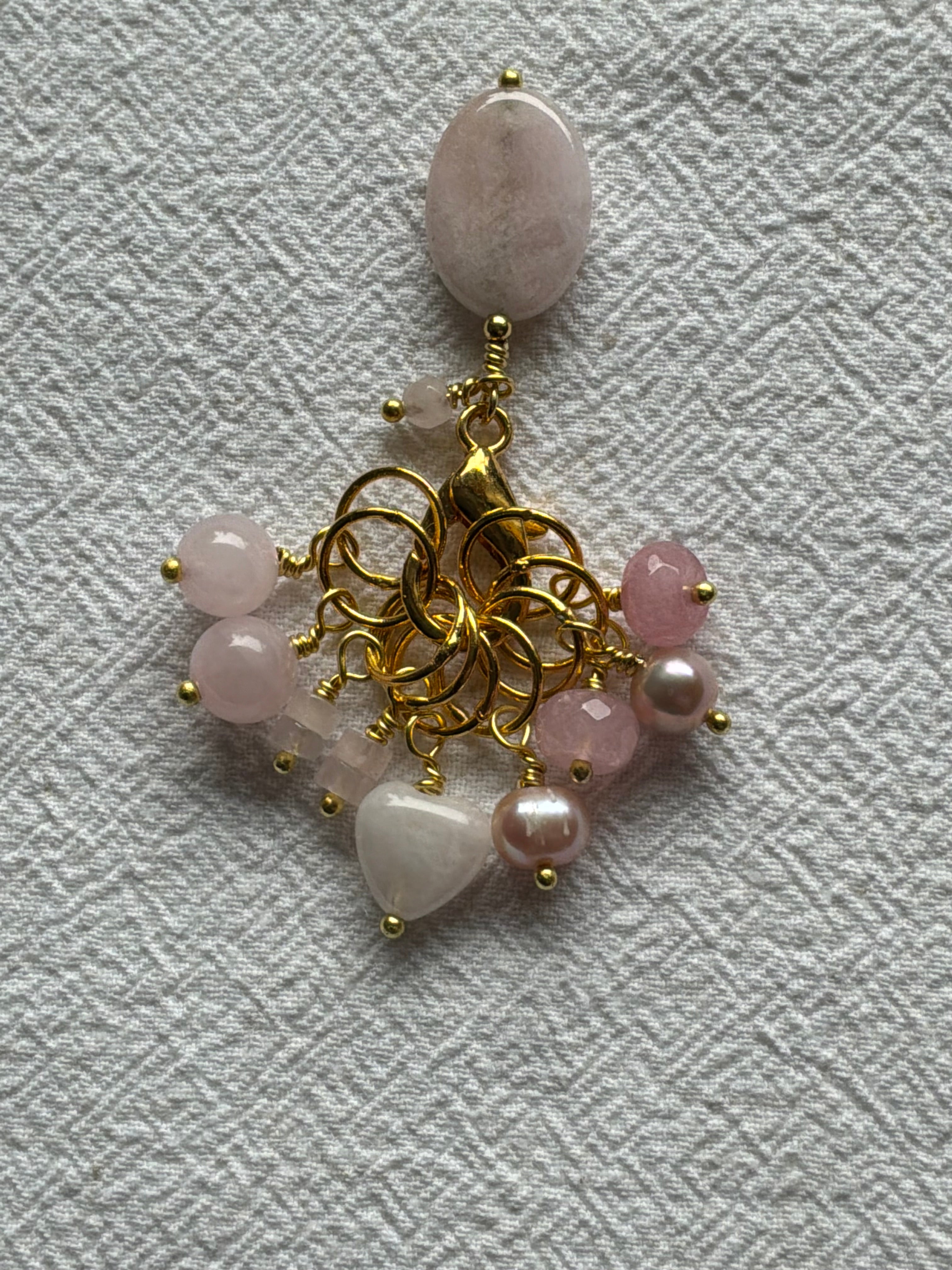 Maskemarkør sæt  Rosakvarts og perle. Forgyldte markører der passer på op til 7 mm pinde