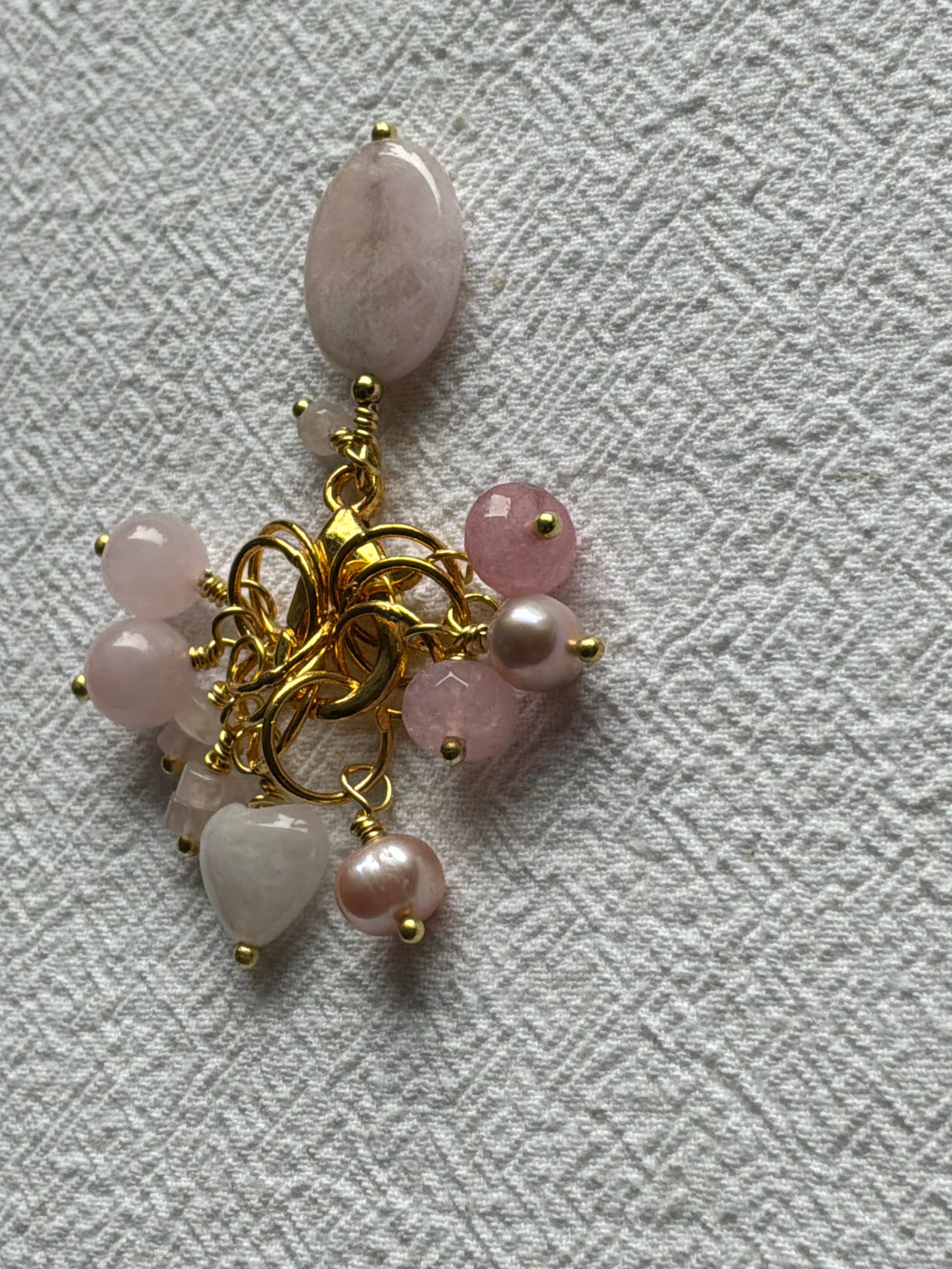 Maskemarkør sæt  Rosakvarts og perle. Forgyldte markører der passer på op til 7 mm pinde